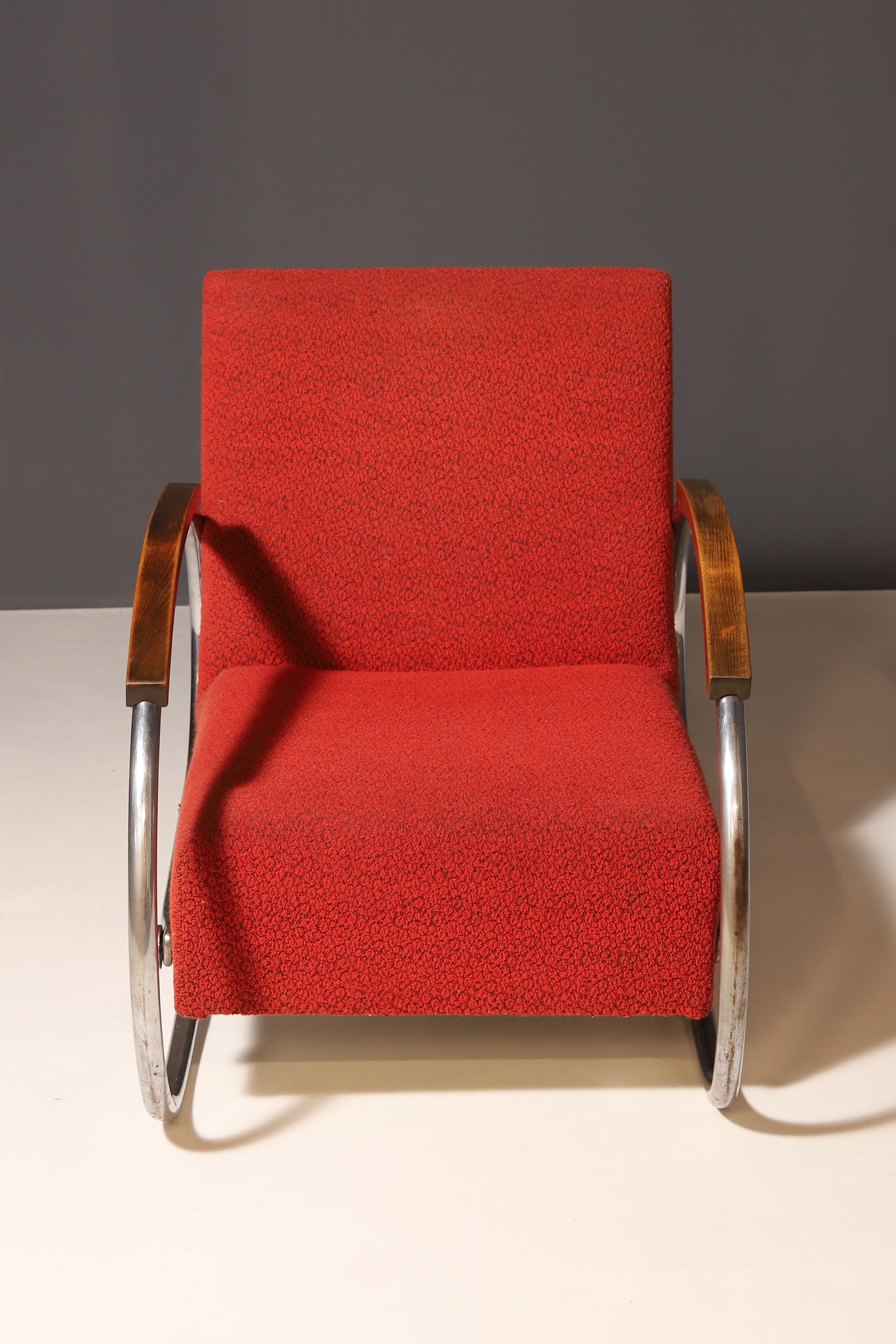 You won’t find many similar armchairs like this one on the current online market. This is an armchair made in the 1930s in one of the world’s great powers for the production of chrome furniture – the former Czechoslovakia.

It is characterized by a