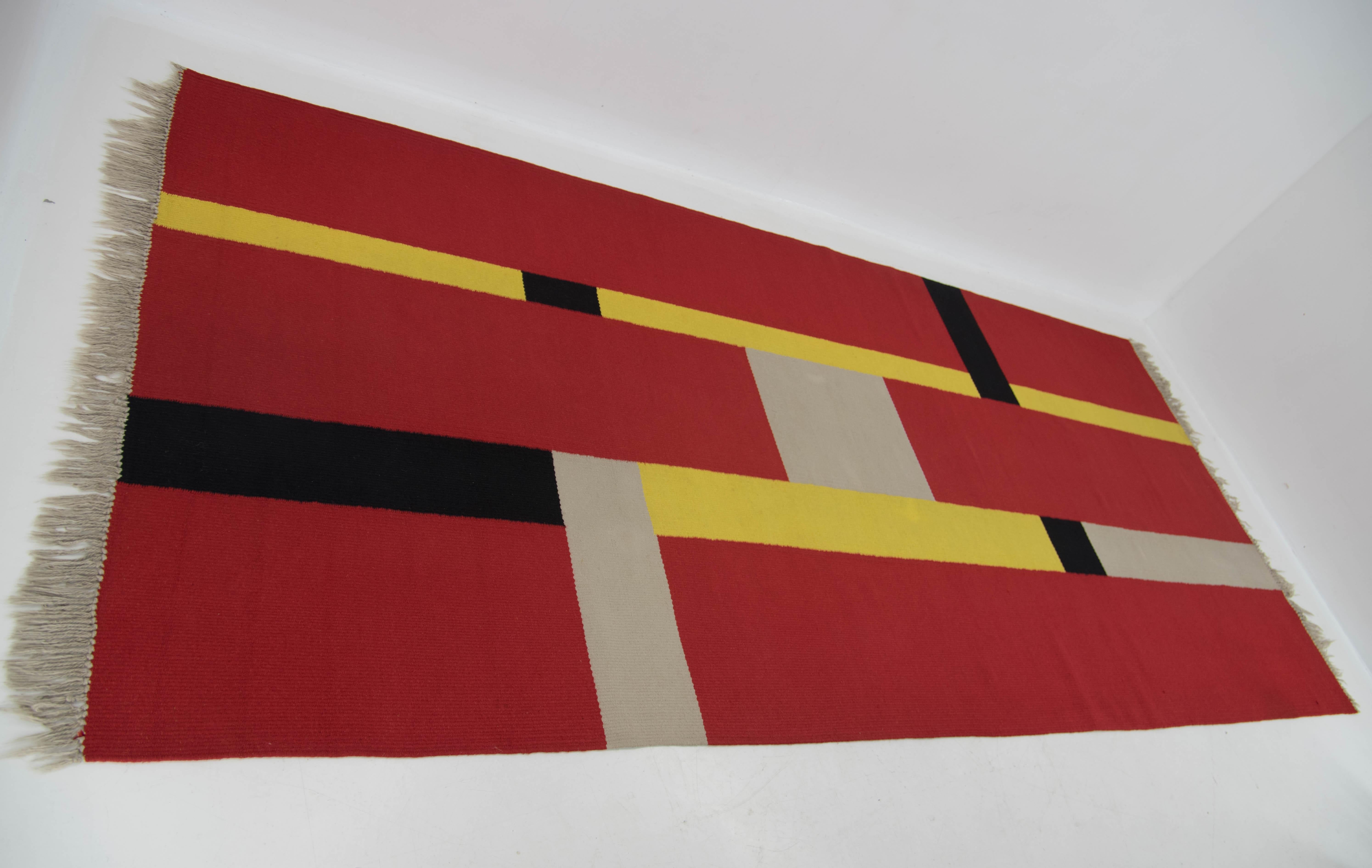 Grand tapis Bauhaus à motif géométrique.
Fabriqué en Tchécoslovaquie dans les années 1940.
Très bon état d'origine.