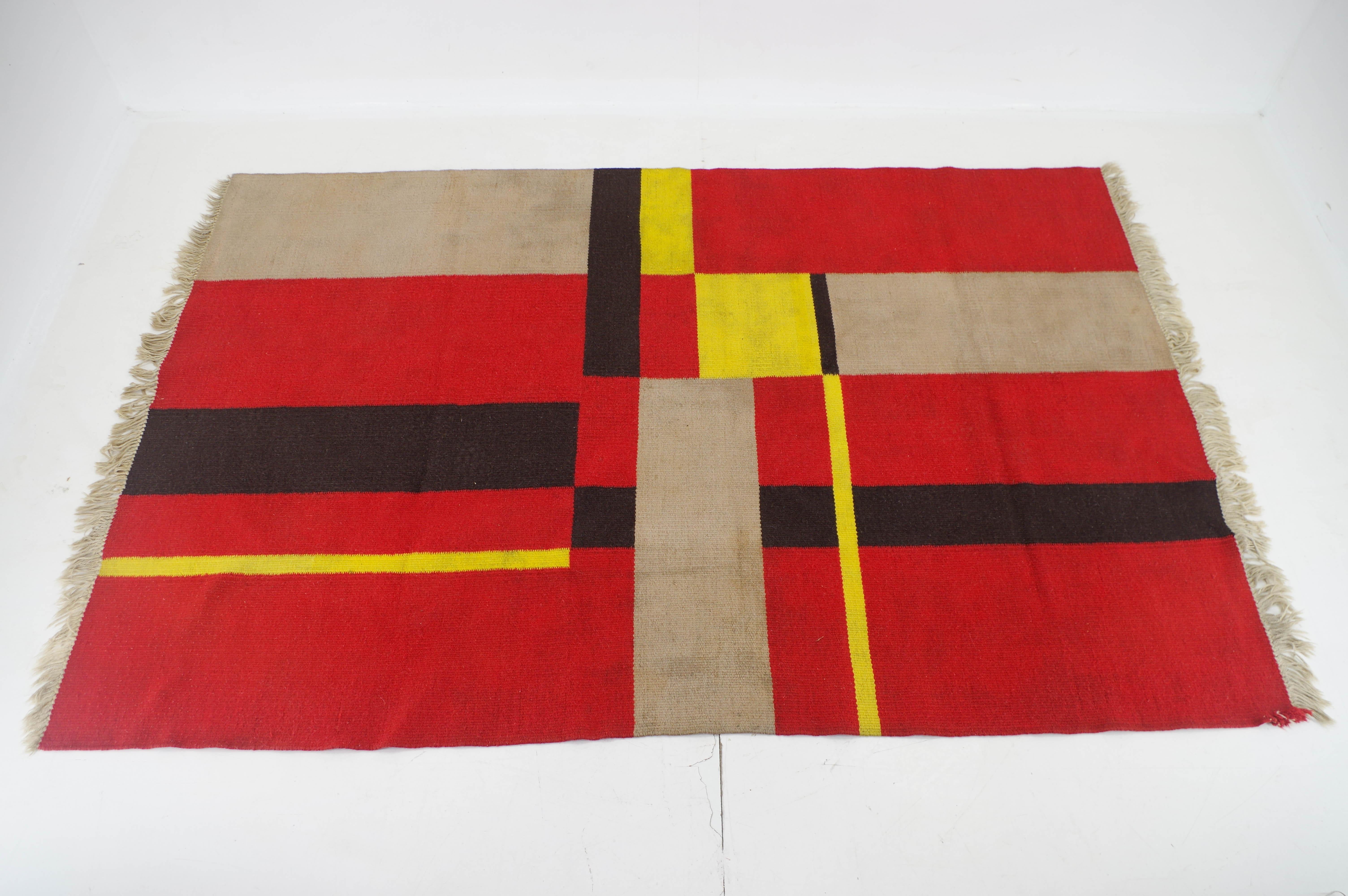 Large Bauhaus carpet with geometric pattern.
Double side.
Made in Czechoslovakia in 1940s.
Sun fading on one side.
Some traces of liquid.