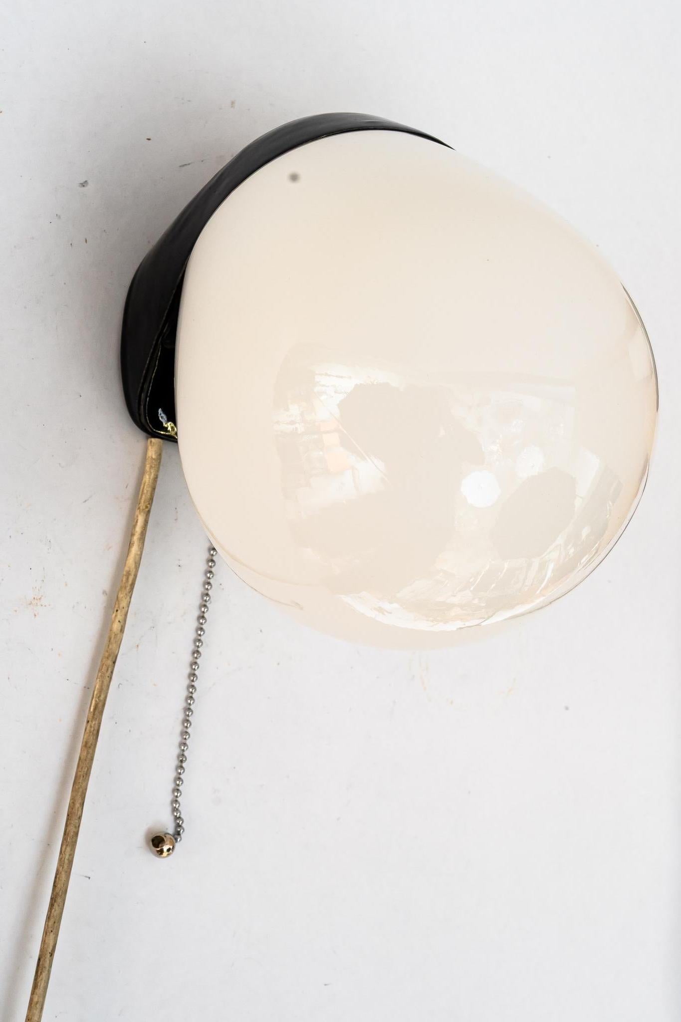 Aplique de cerámica Bauhaus  con pantalla original de cristal opalino alemania alrededor de 1920
Estado original