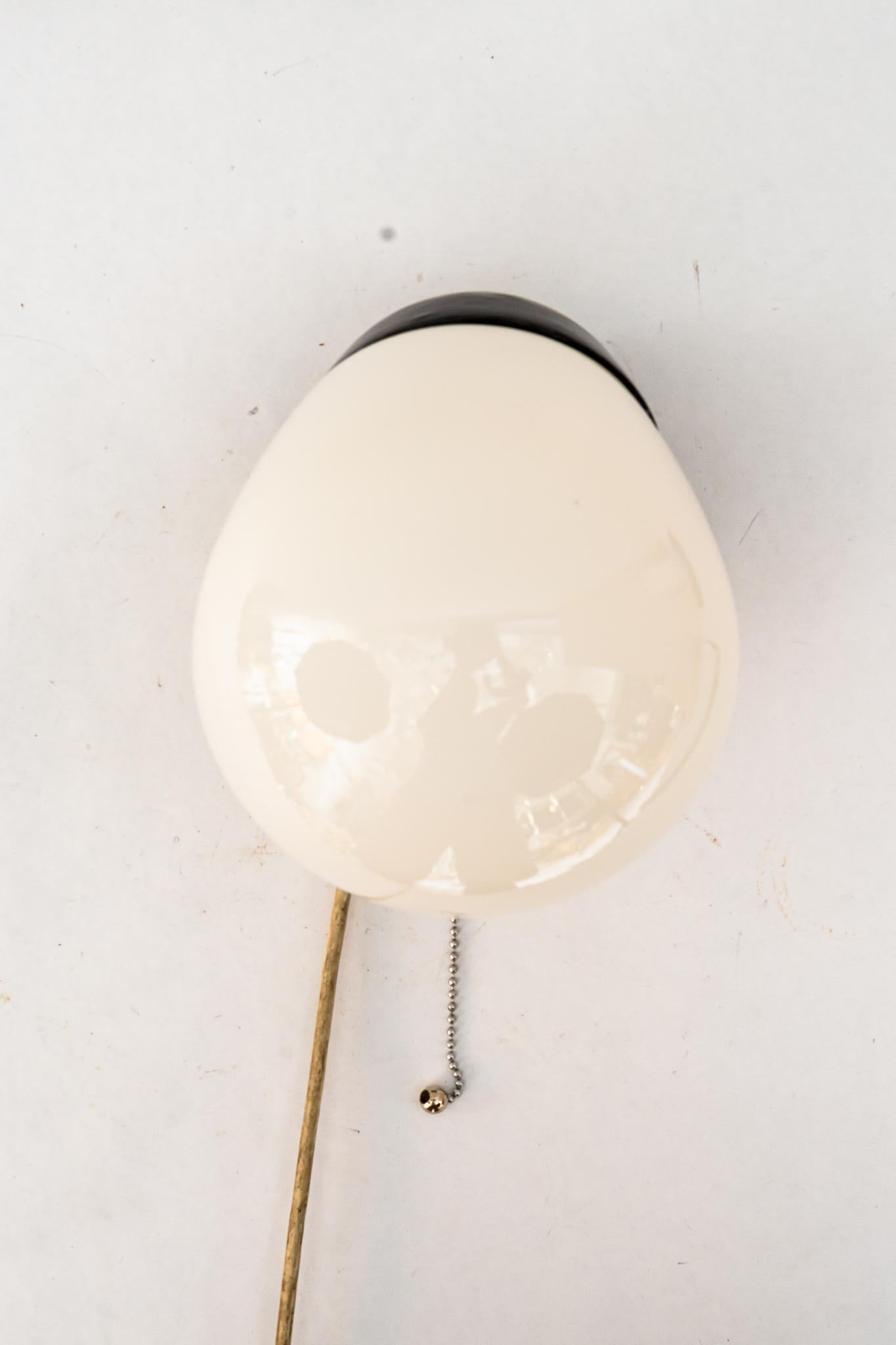 Aplique de cerámica Bauhaus  con pantalla original de cristal opalino alemania alrededor de 1920 Art Decó en venta