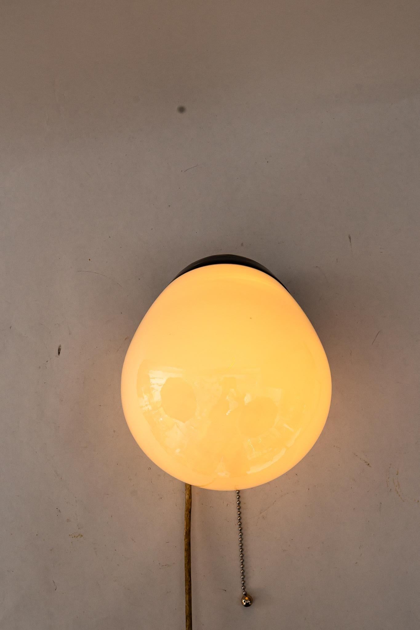 Aplique de cerámica Bauhaus  con pantalla original de cristal opalino alemania alrededor de 1920 Austríaco en venta