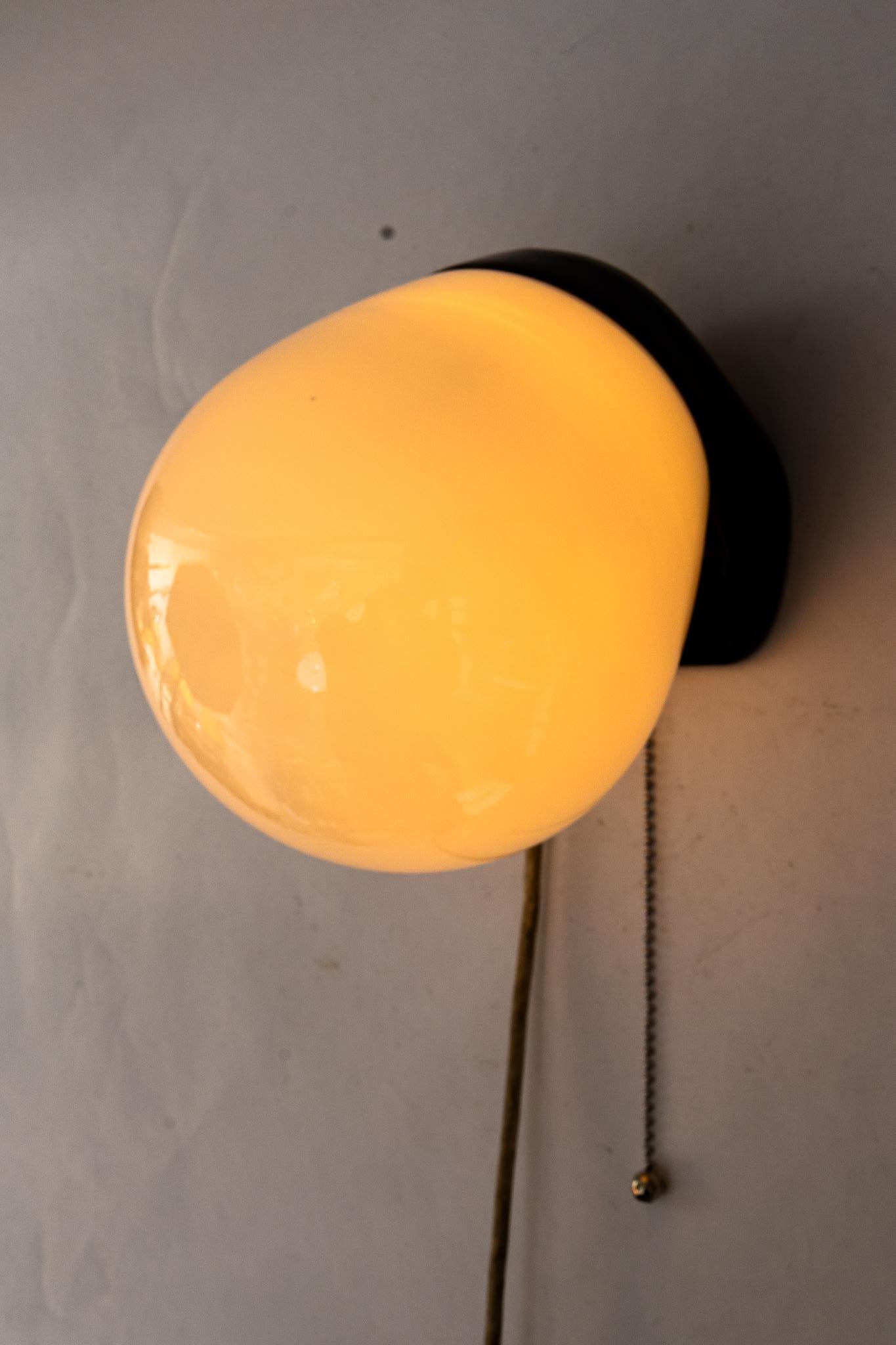 Aplique de cerámica Bauhaus  con pantalla original de cristal opalino alemania alrededor de 1920 en Bueno estado para la venta en Wien, AT