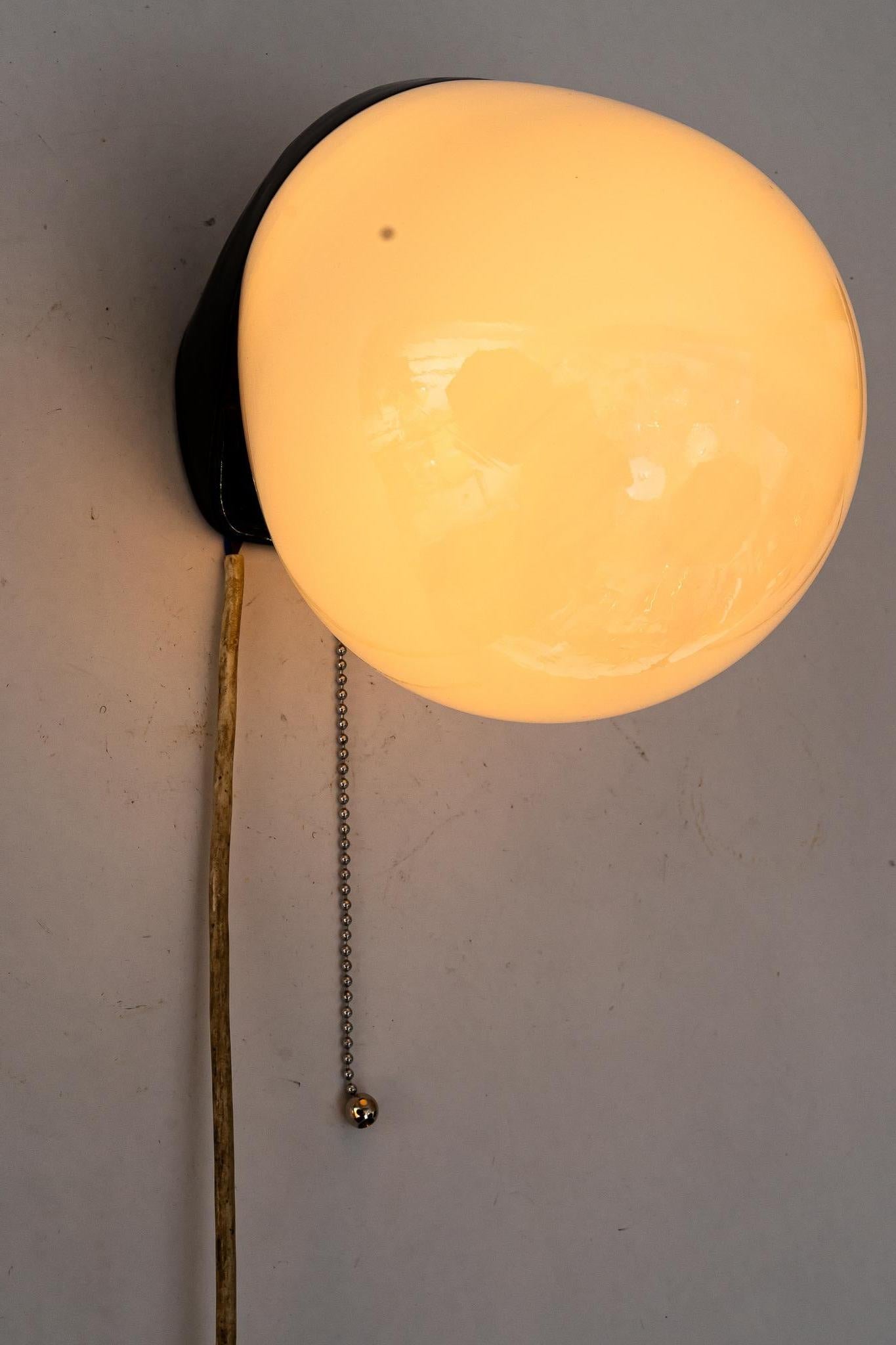 Aplique de cerámica Bauhaus  con pantalla original de cristal opalino alemania alrededor de 1920 principios del siglo XX en venta