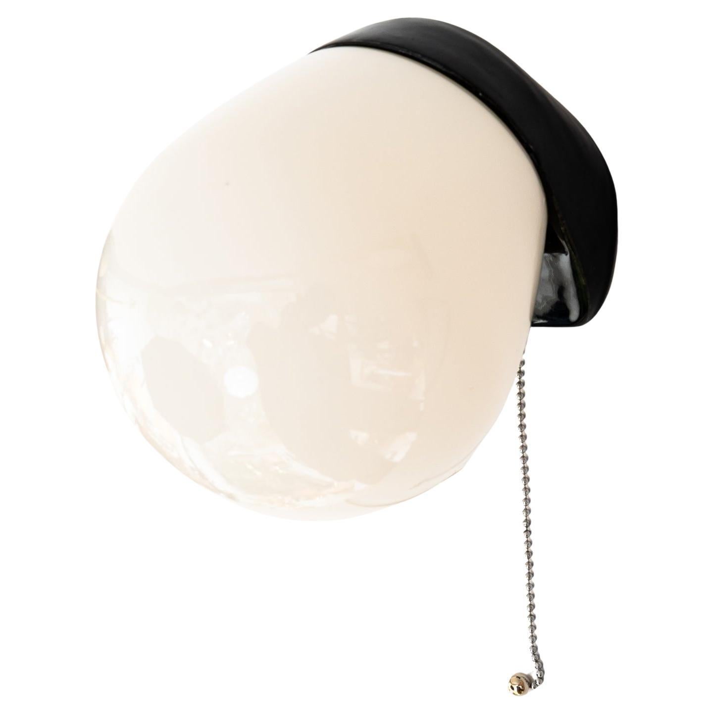 Aplique de cerámica Bauhaus  con pantalla original de cristal opalino alemania alrededor de 1920 en venta