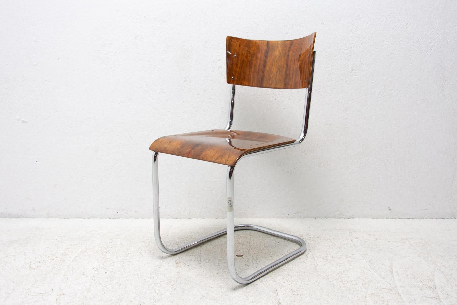 This chair is one of the most famous and was designed in the 1930´s by Mart Stam and made in the former Czechoslovakia in the 1950´s. The chair has frames made of tubular chrome-plated steel, plywood seats and backrests that are varnished with