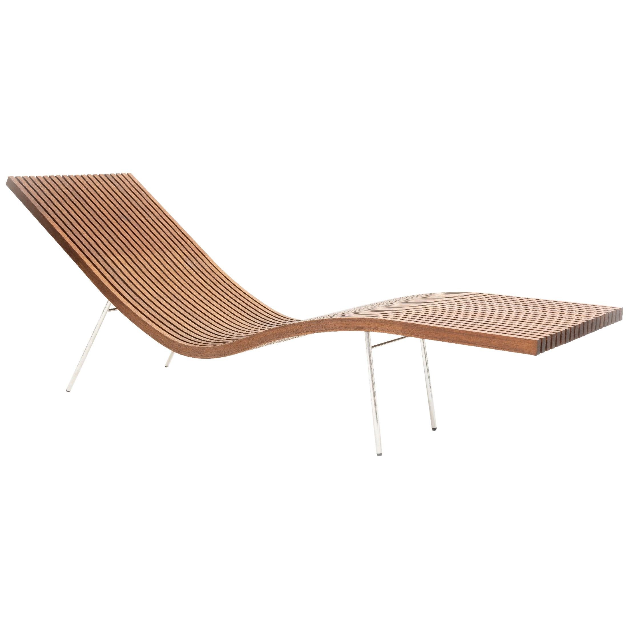 Rare item.
This chaise lounge is made of bent mahogany and chromed tubular metal. Cushion included.
As seen in the architectural masterpiece Thermes of Vals.
It echoes the classic aesthetic of the Bauhaus and Thonet.

Peter Zumthor is a Swiss