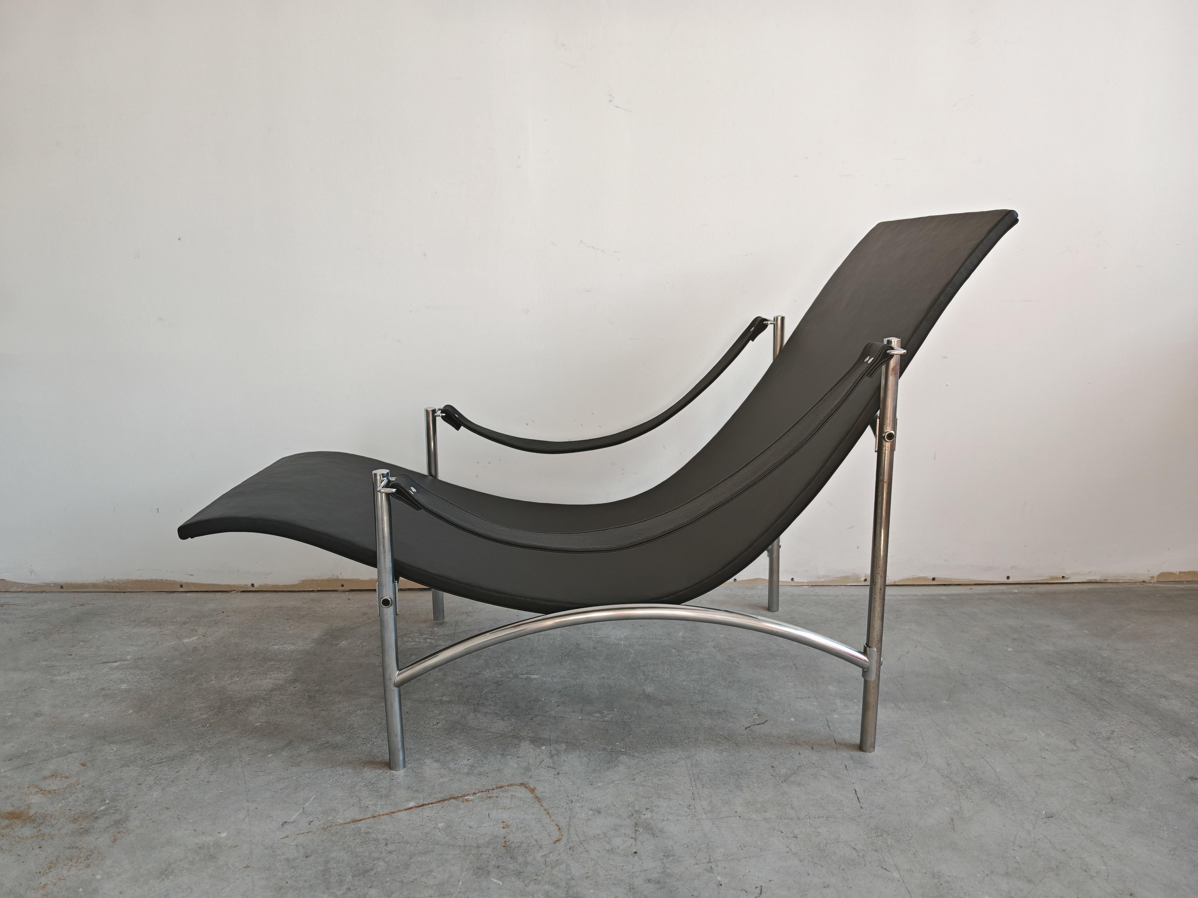 In this listing you will find a sleek, minimalist chaise lounge by Koinor. The chair features stark Bauhaus vibe, with the tubular frame in chrome plated steel and black leather. The wavey design of the seat makes this piece exceptionally