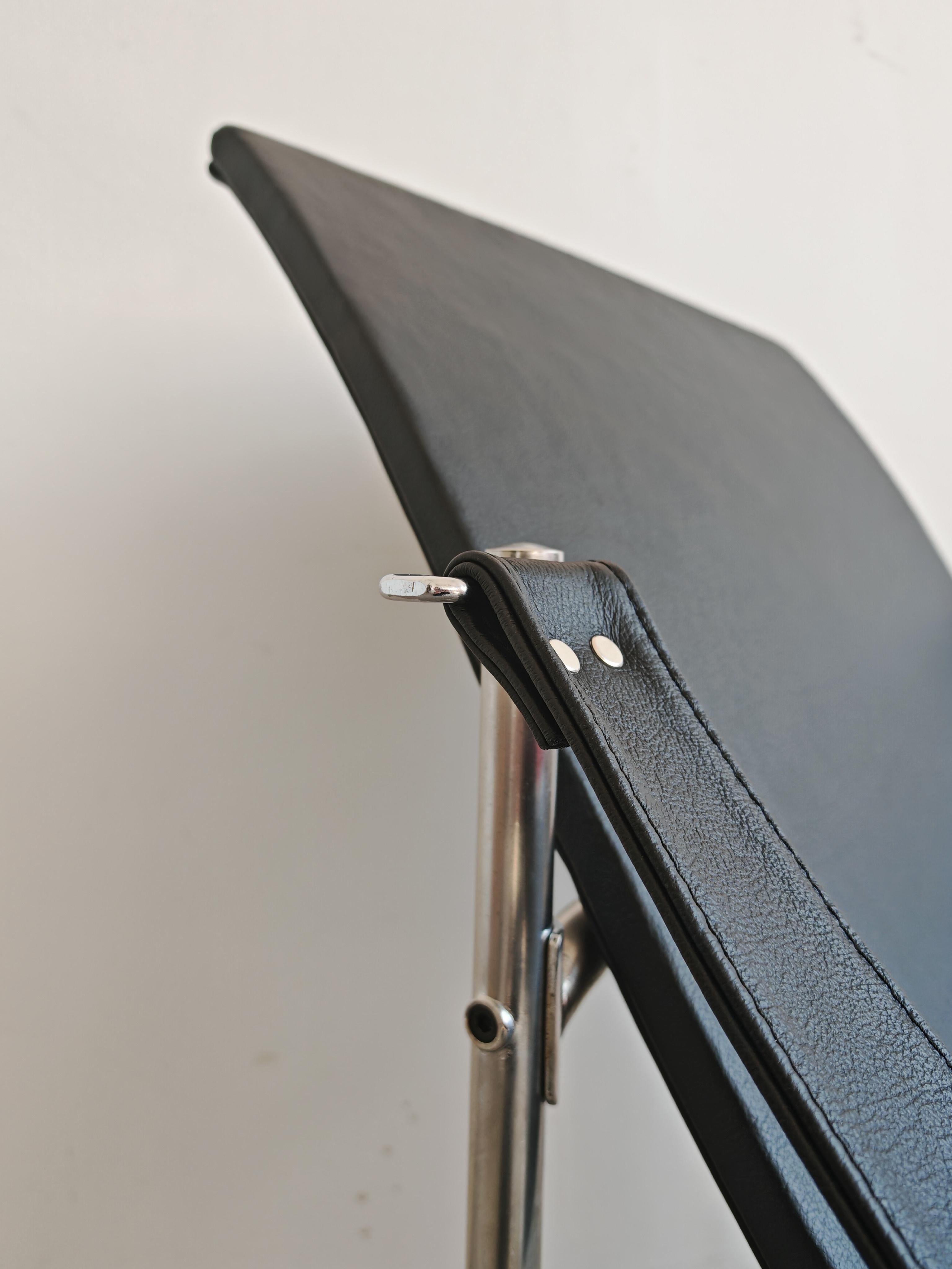 Bauhaus Chaise Lounge in black leather and tubular steel frame, Germany 1970s In Excellent Condition For Sale In Beograd, RS