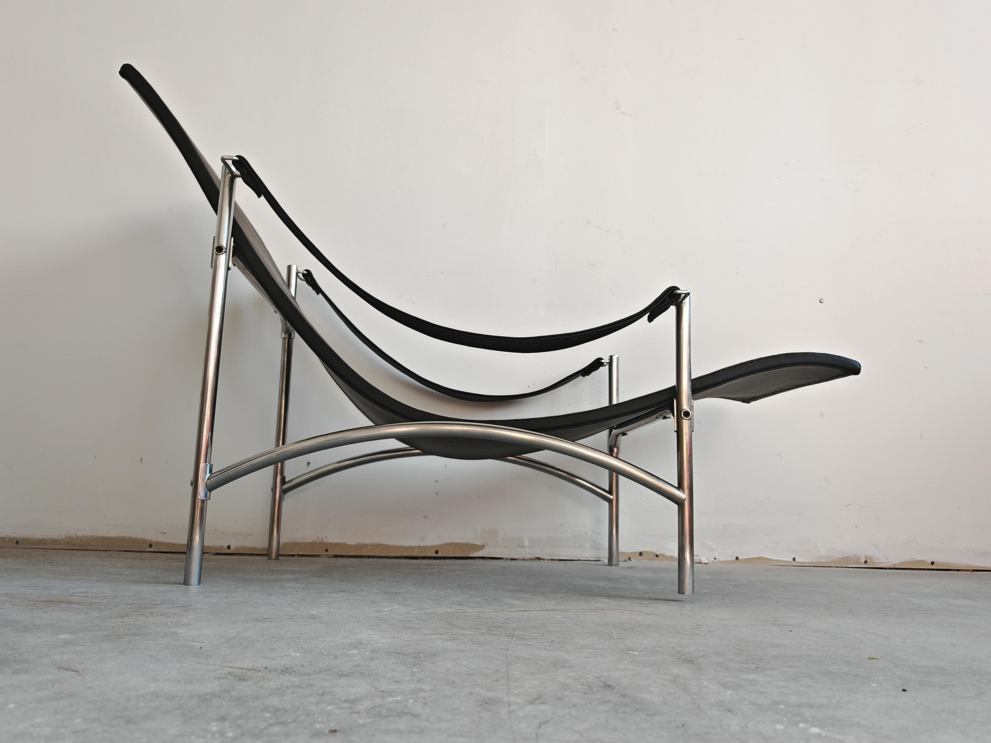 Late 20th Century Bauhaus Chaise Lounge in black leather and tubular steel frame, Germany 1970s For Sale