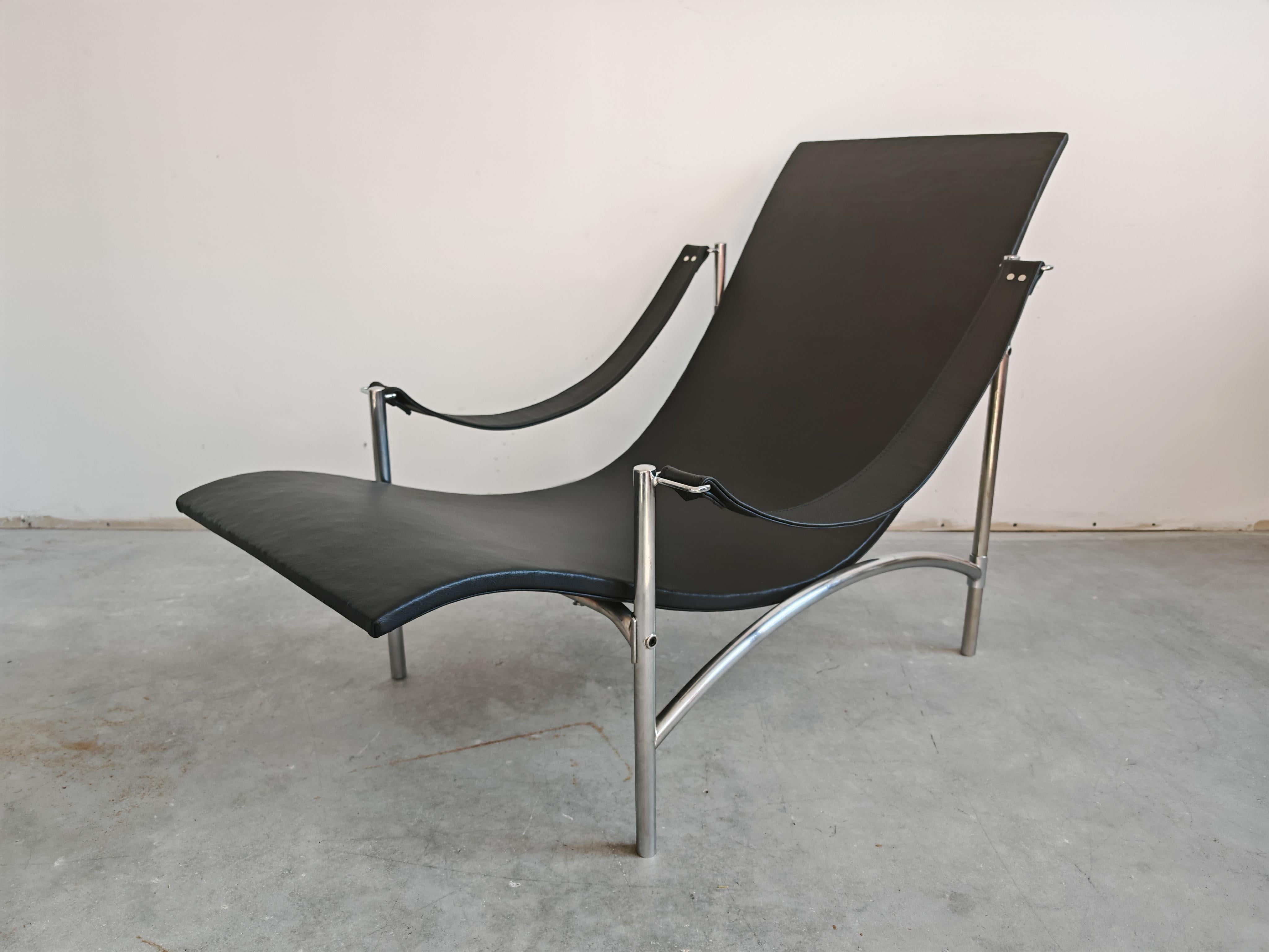 Bauhaus Chaise Lounge in black leather and tubular steel frame, Germany 1970s For Sale 3