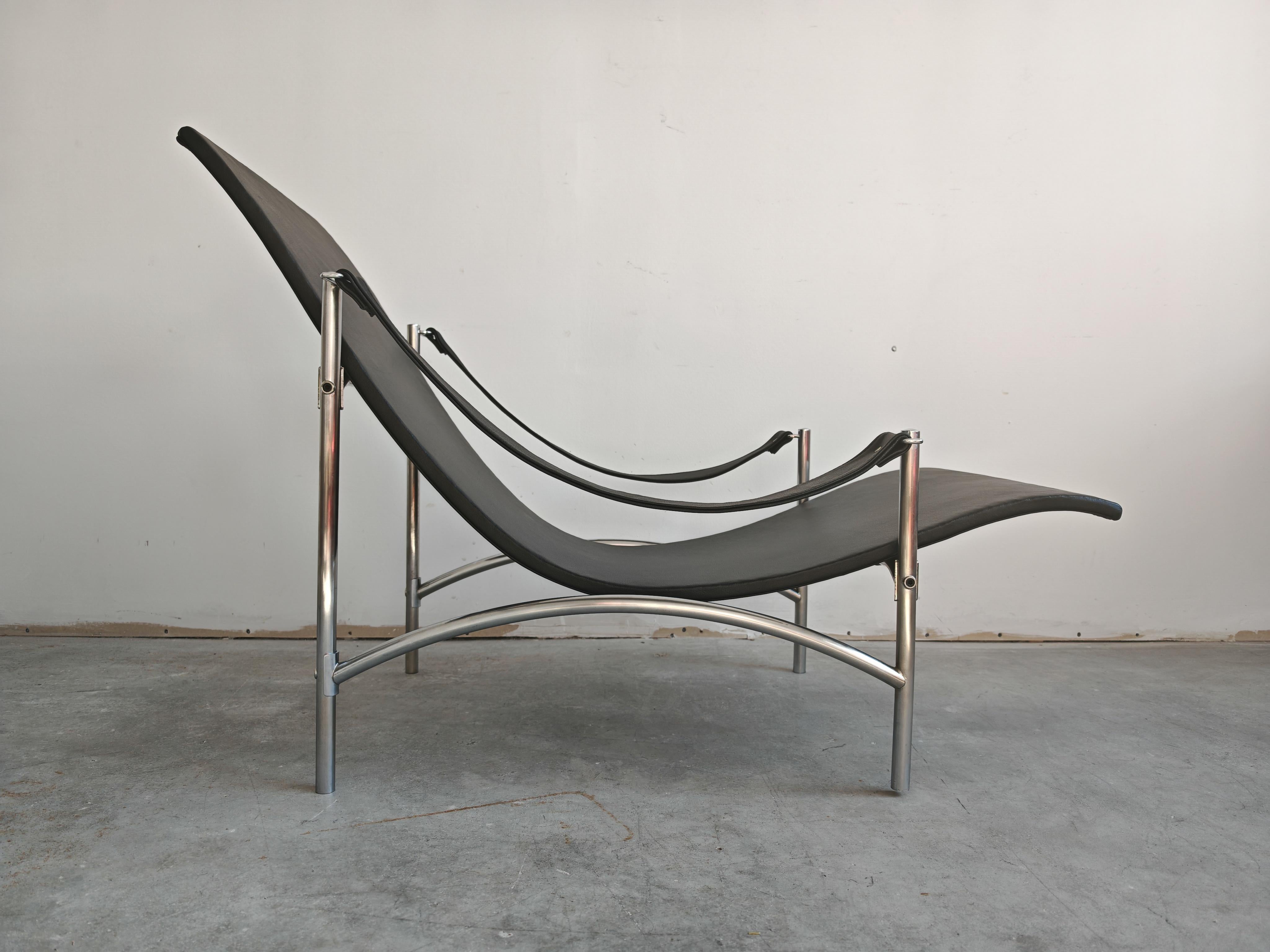 Bauhaus Chaise Lounge in black leather and tubular steel frame, Germany 1970s For Sale 4