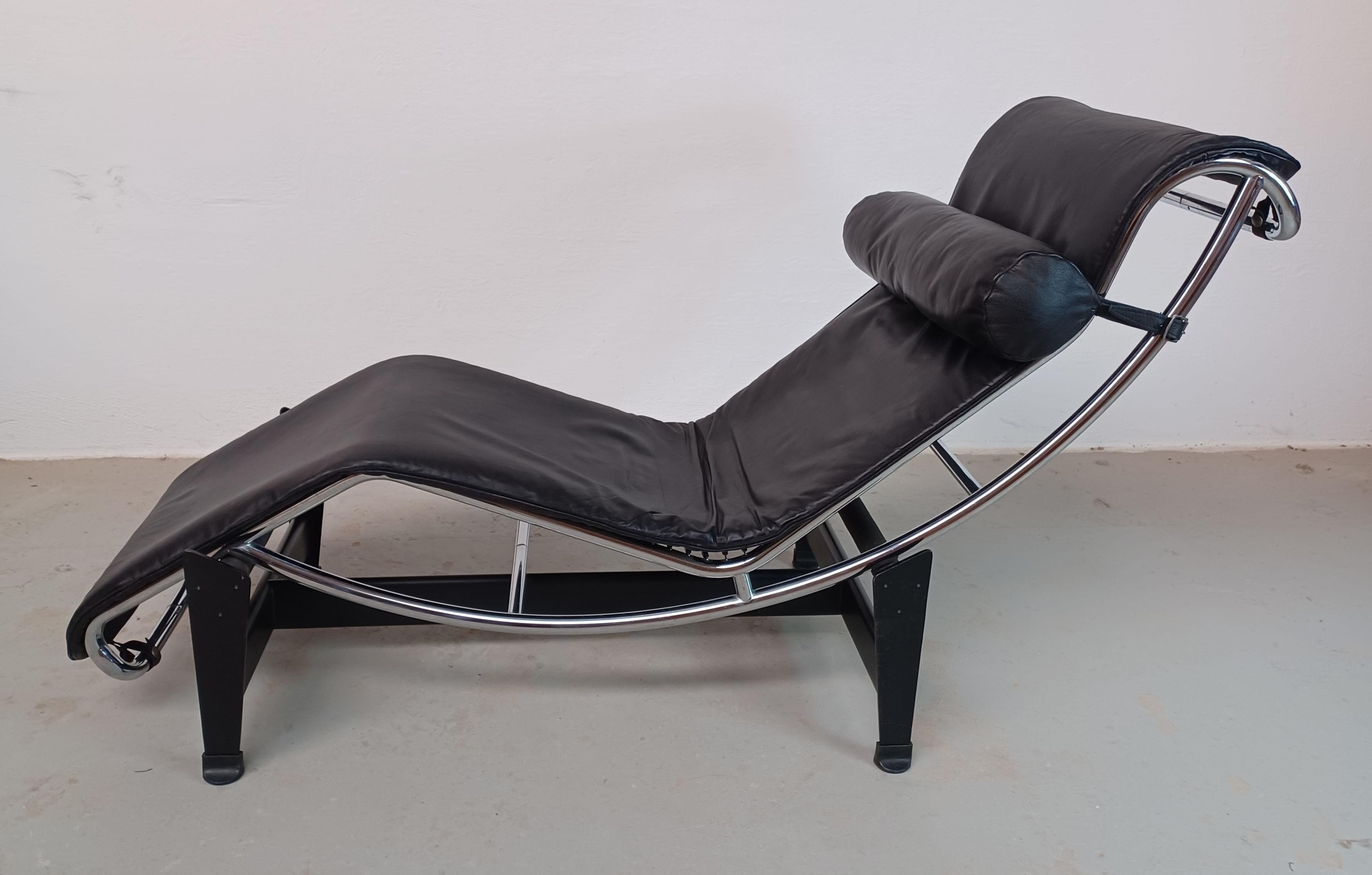 L'emblématique chaise longue moderniste modèle LC/4 3534, conçue par Le Corbusier pour Cassina en 1928, a été dessinée dans l'intention de créer une 