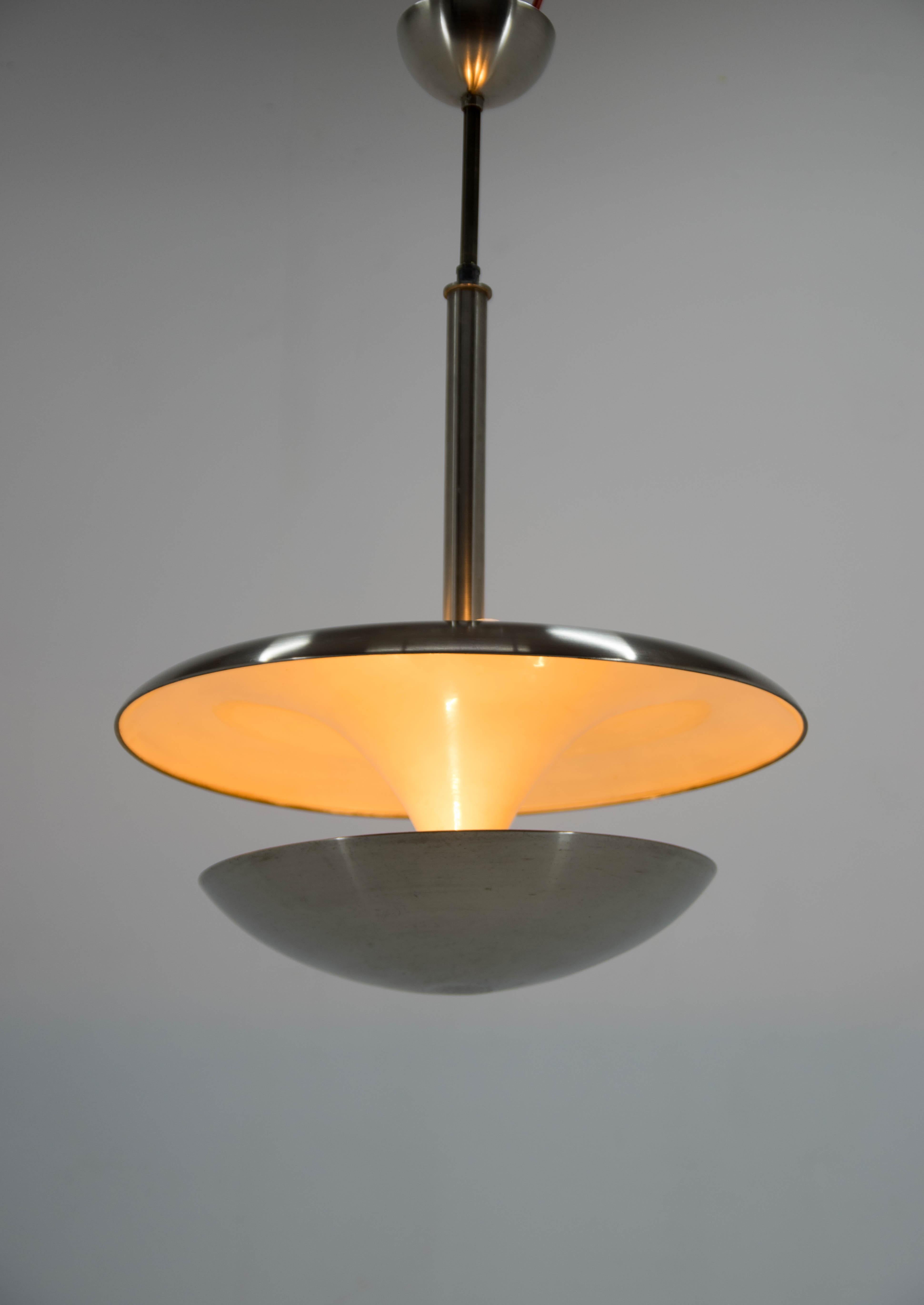 Rare lustre Bauhaus en laiton nickelé conçu par Frantisek/One dans les années 1920 et produit par sa société IAS. Les ampoules supérieures et inférieures peuvent être commutées séparément pour produire différents types d'éclairage. Très élégante !