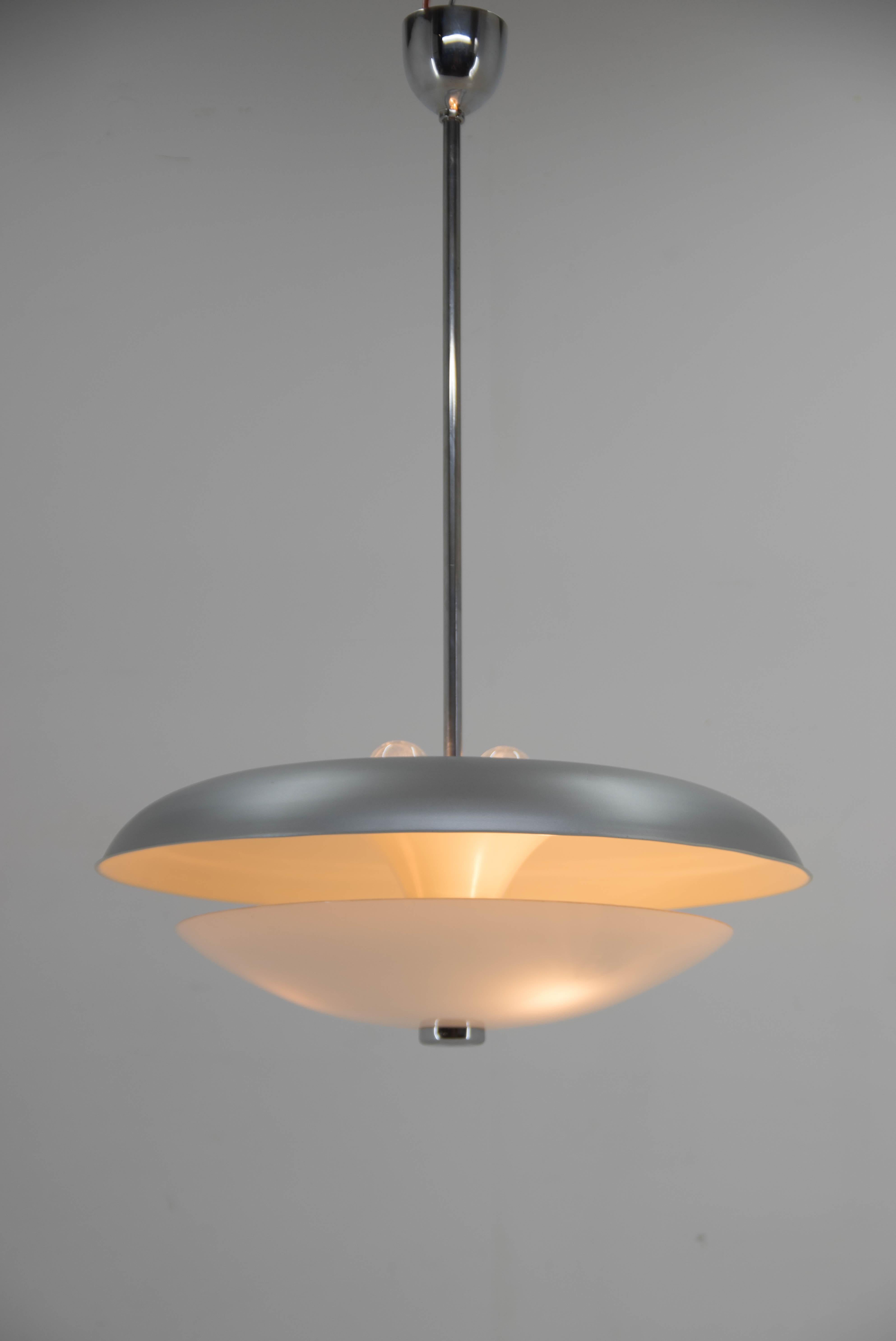 Un lampadario UFO molto precoce, progettato da Anyz e realizzato da IAS negli anni Trenta.
Il lampadario è stato completamente restaurato ed è in ottime condizioni. Vernice nuova, solo un graffio sul lato superiore. 
Ricablaggio: due circuiti