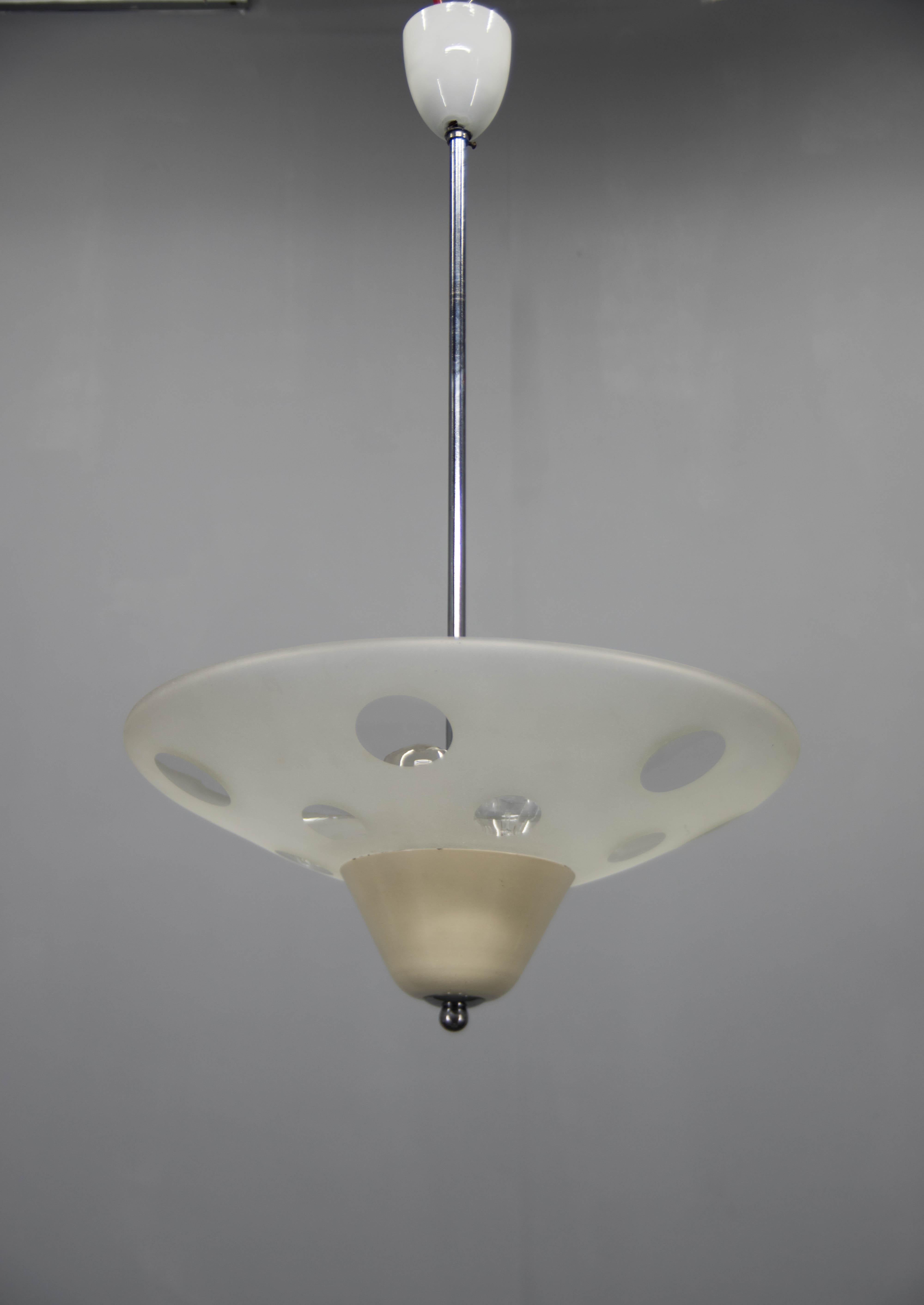 Lampadario Napako realizzato negli anni '40 in Cecoslovacchia.
Paralume in vetro senza alcun difetto.
Tettoia in vetro con ammaccatura visibile in foto.
Ricablato: 3x40W, lampadine E25 - E27.
Compatibile con il cablaggio USA
