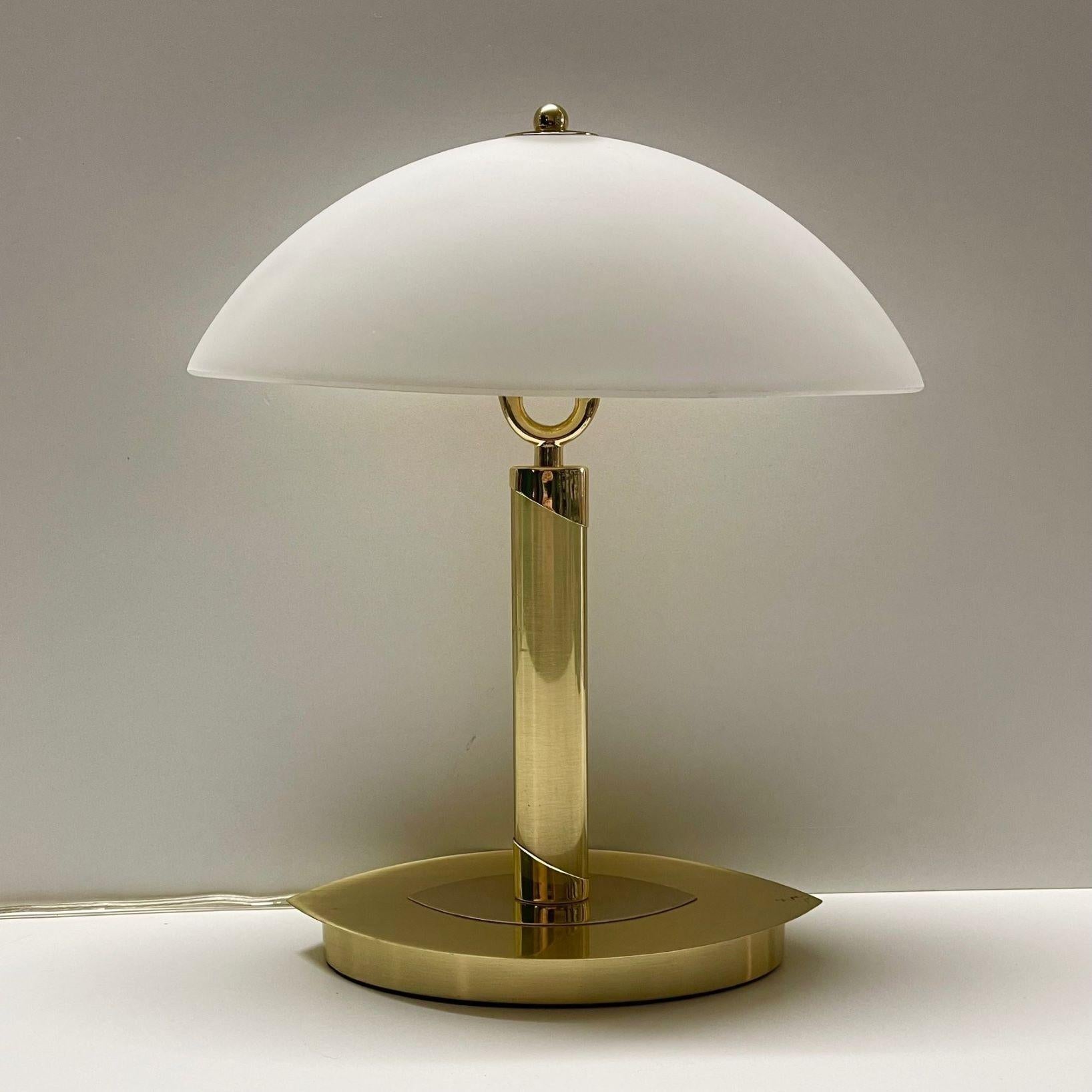 Lampe de bureau ou lampe de table à deux lumières Bauhaus, Allemagne, années 1960. Cette lampe de table de haute qualité est en laiton ciselé avec un abat-jour ovale en verre satiné. Cette lampe est entièrement fonctionnelle et en très bon état. Il
