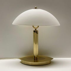 Bauhaus-Schreibtischlampe/Tischlampe mit zwei Leuchten aus ziseliertem Messing und satiniertem Glas, 1960er Jahre