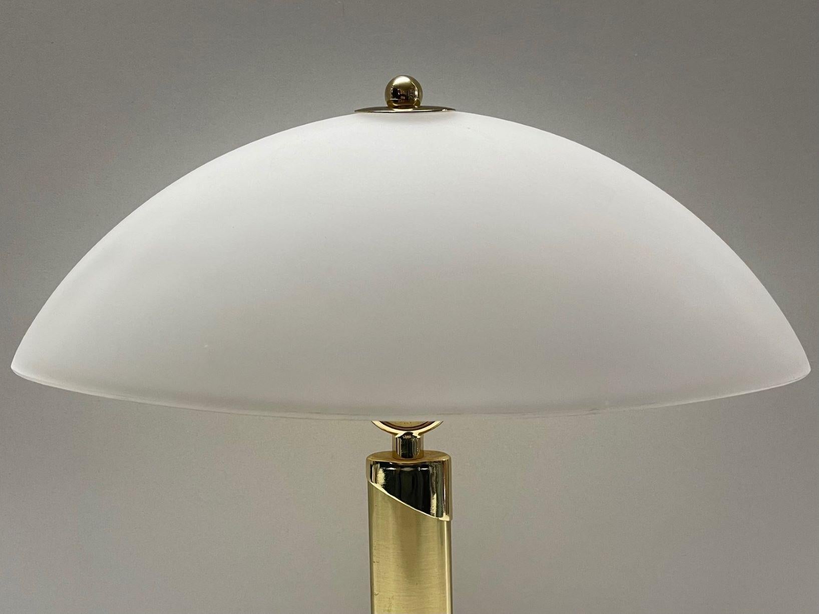 Bauhaus-Schreibtischlampe/Tischlampe mit zwei Leuchten aus ziseliertem Messing und satiniertem Glas, 1960er Jahre (Art déco) im Angebot