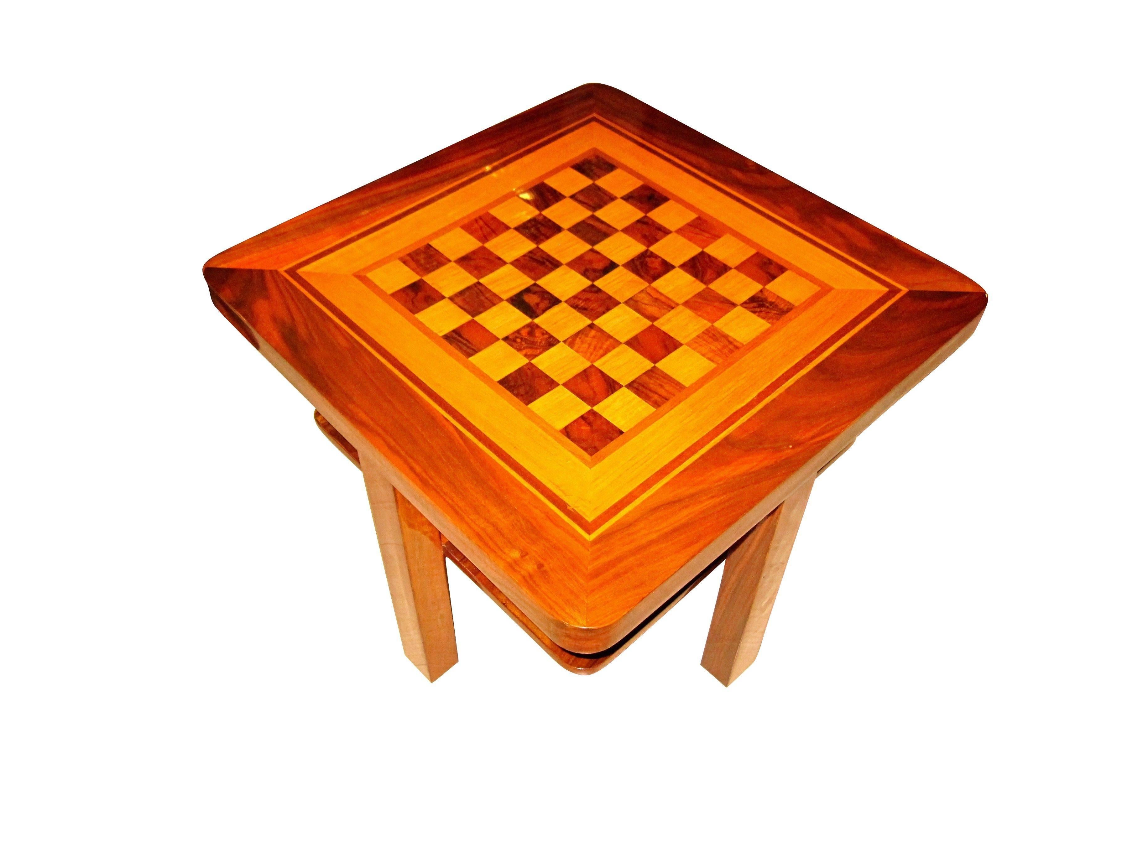 Bauhaus Chess table from eastern Germany around 1930. Walnut veneer and solid wood on the frame and inlays of maple and walnut on the plate. The table has rounded edges and one floor underneath the chess field. It has been hand-polished with shellac.