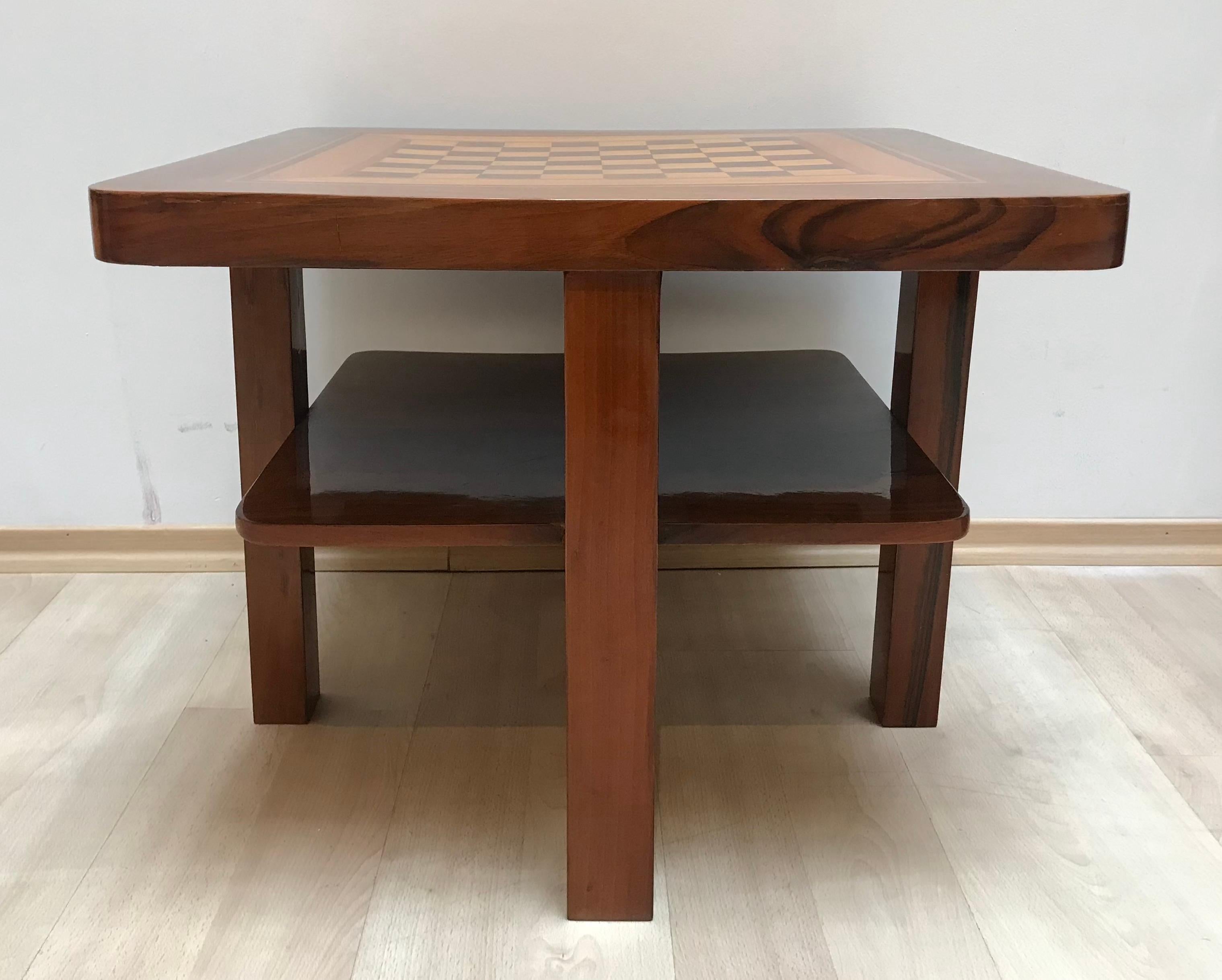 Bauhaus Chess Table, Walnut and Maple, Germany, circa 1930 In Good Condition In Regensburg, DE