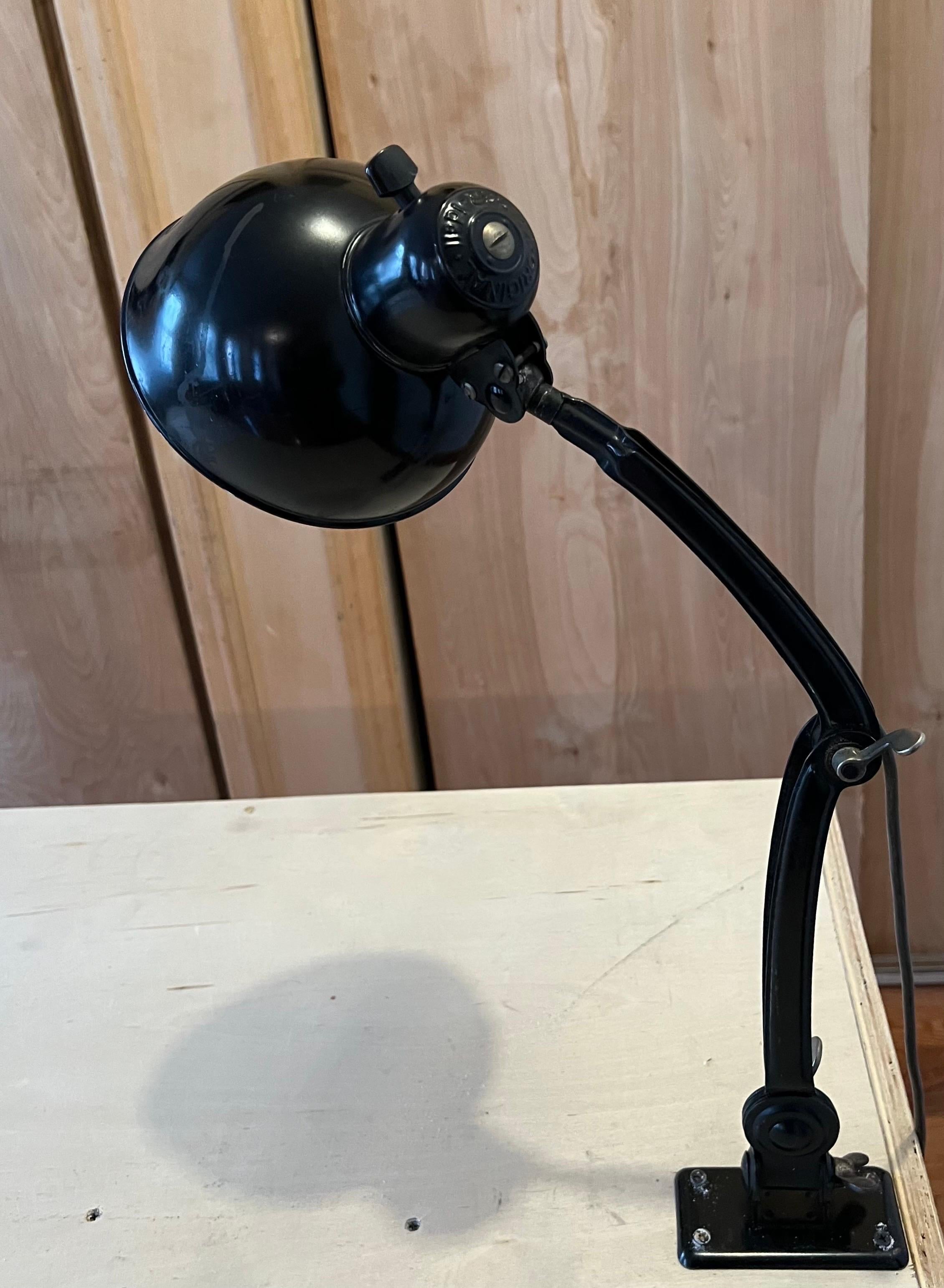 Émaillé Lampe de bureau Bauhaus Christian Dell, modèle 6716 en vente