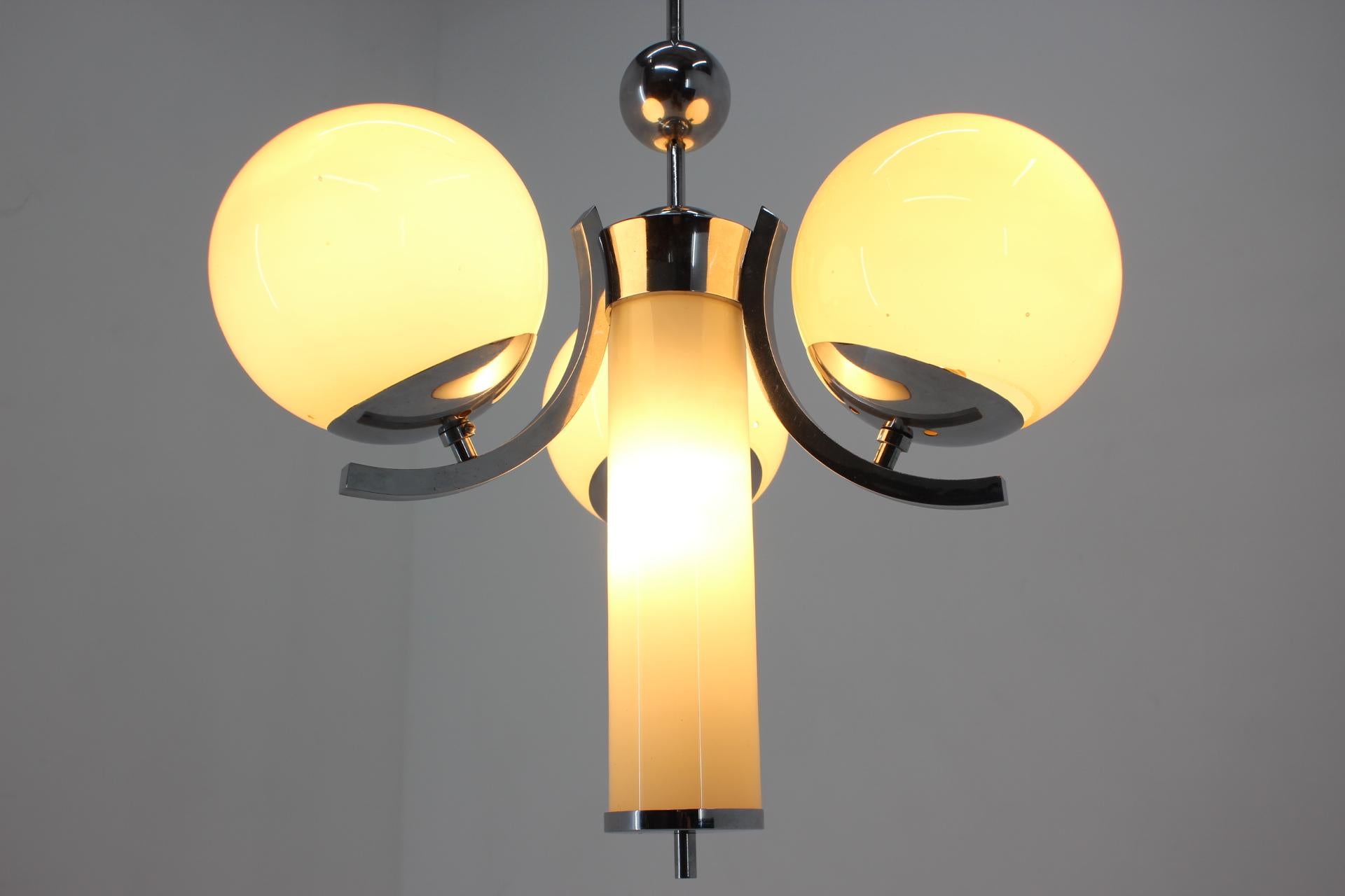 Milieu du XXe siècle Lampe à suspension Bauhaus en chrome et verre, années 1930 en vente