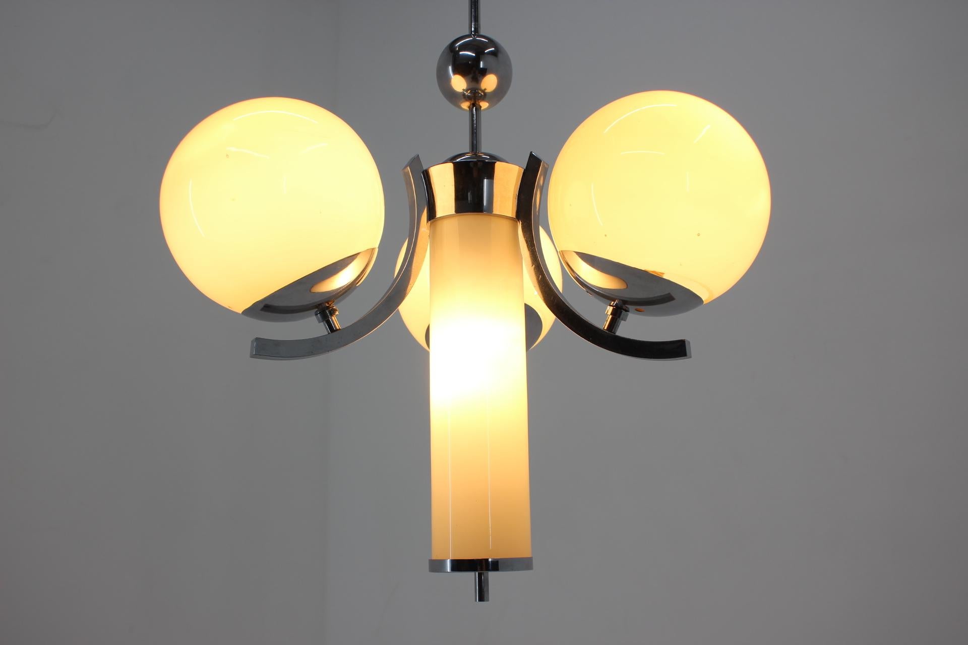 Métal Lampe à suspension Bauhaus en chrome et verre, années 1930 en vente