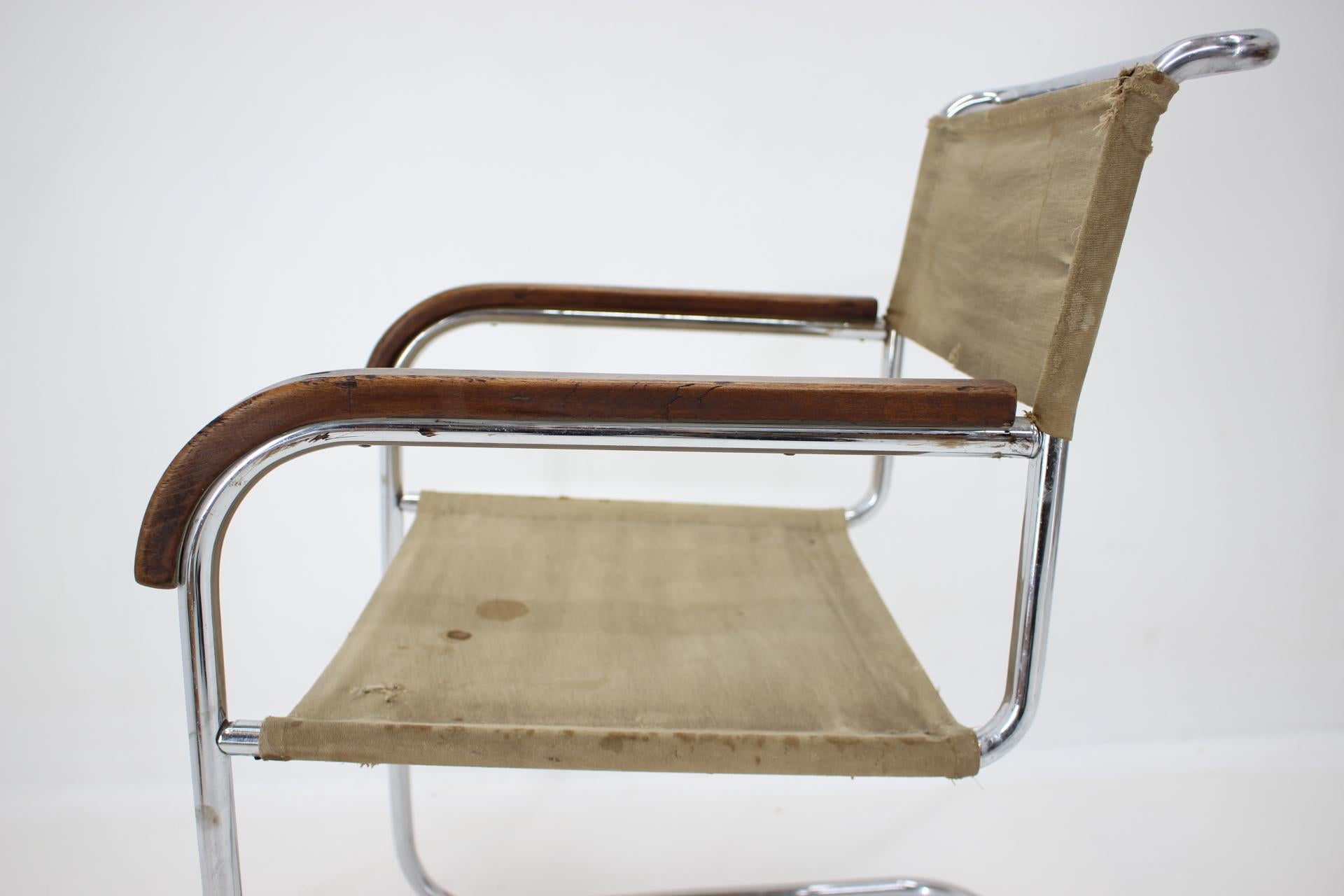 - 1930s, Czechoslovakia
- completely original condition ( two screws under armrests replaced)
- original iron fabric / eisengarn.
 