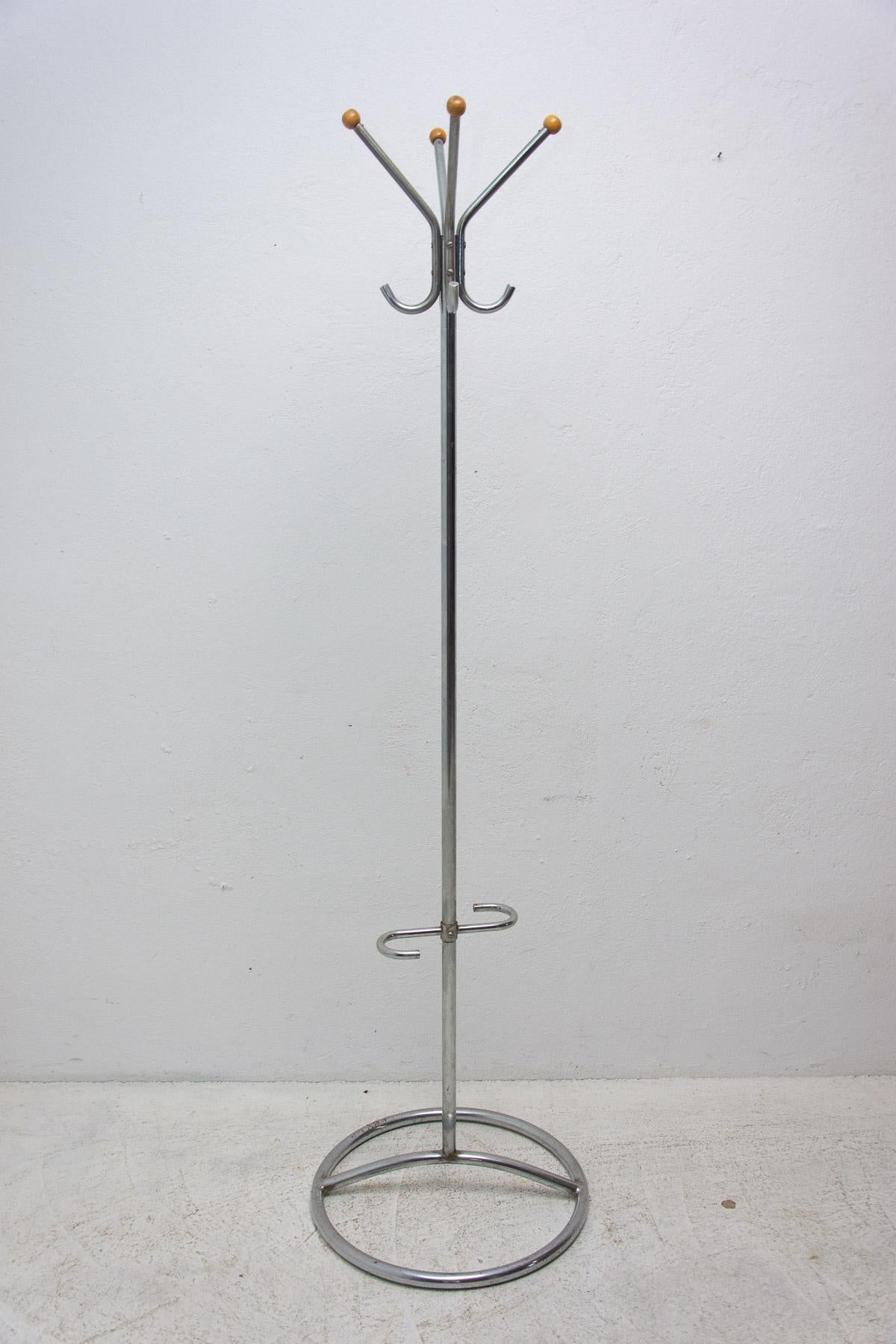 For all Bauhaus lovers! A beautiful example of Bohemian pre-war functionalism represents this model of coat rack. This hanger was designed probably by Gottwald or Slezák company in Bohemia in the 1930s and produced in the 1950´s. It features a