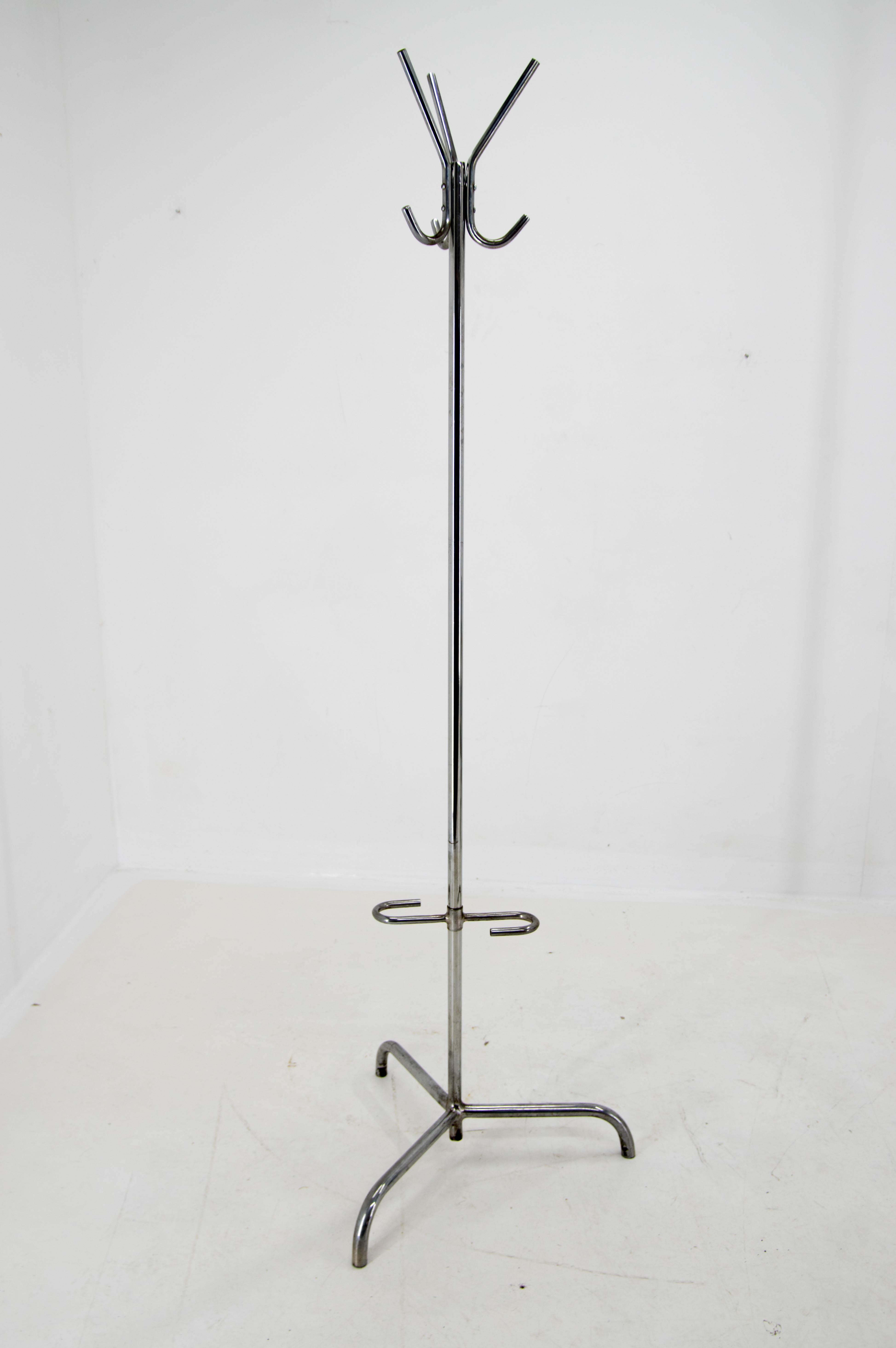 Industrial coat rack from Bauhaus factory built in 1920s.
Original condition with losses on chrome.
Cleaned, polished.