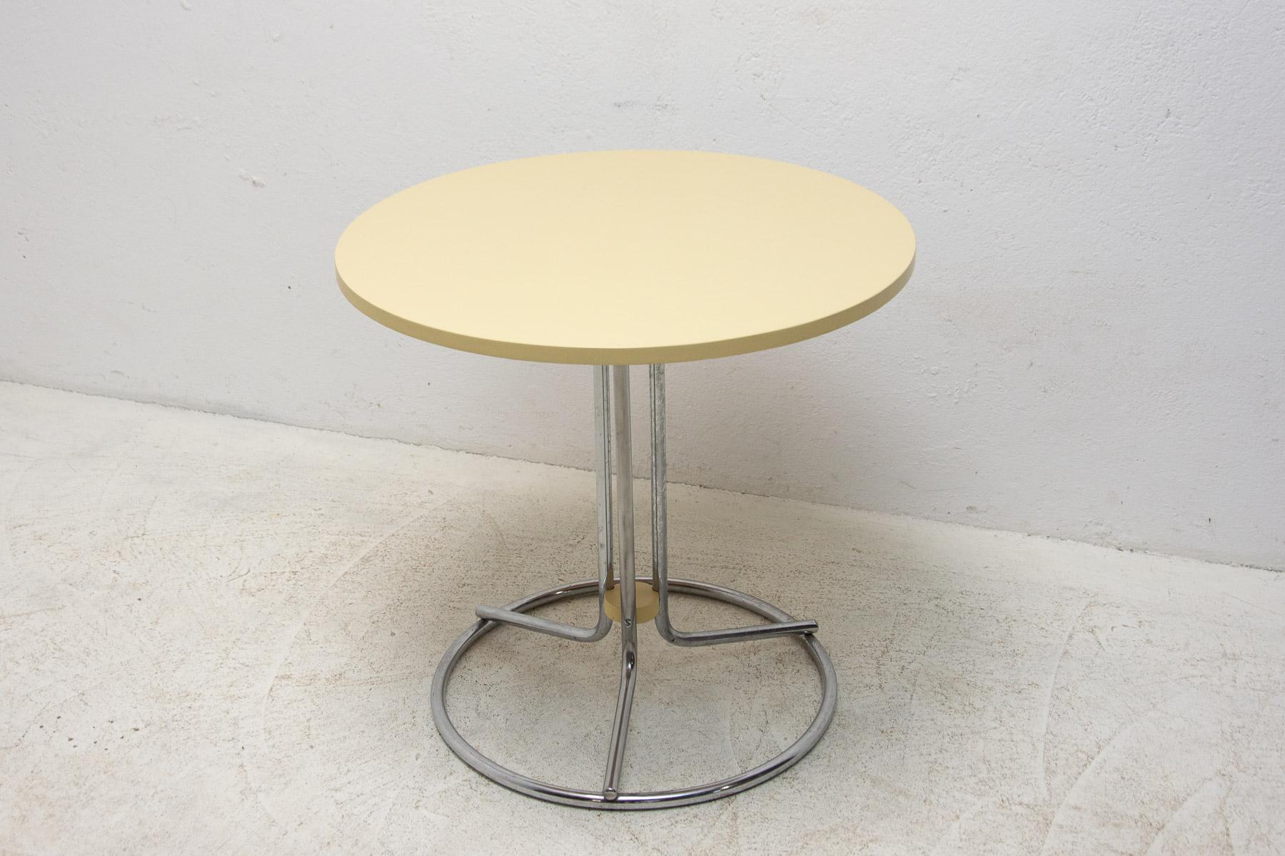 This coffee table was designed by a Czechoslovak architect for a funcionalist villa in the spa city of Podebrady in the former Czechoslovakia.

It was made in the 1930´s.

Material: plywood, beech plywood, seamless chromium steel tube. The table
