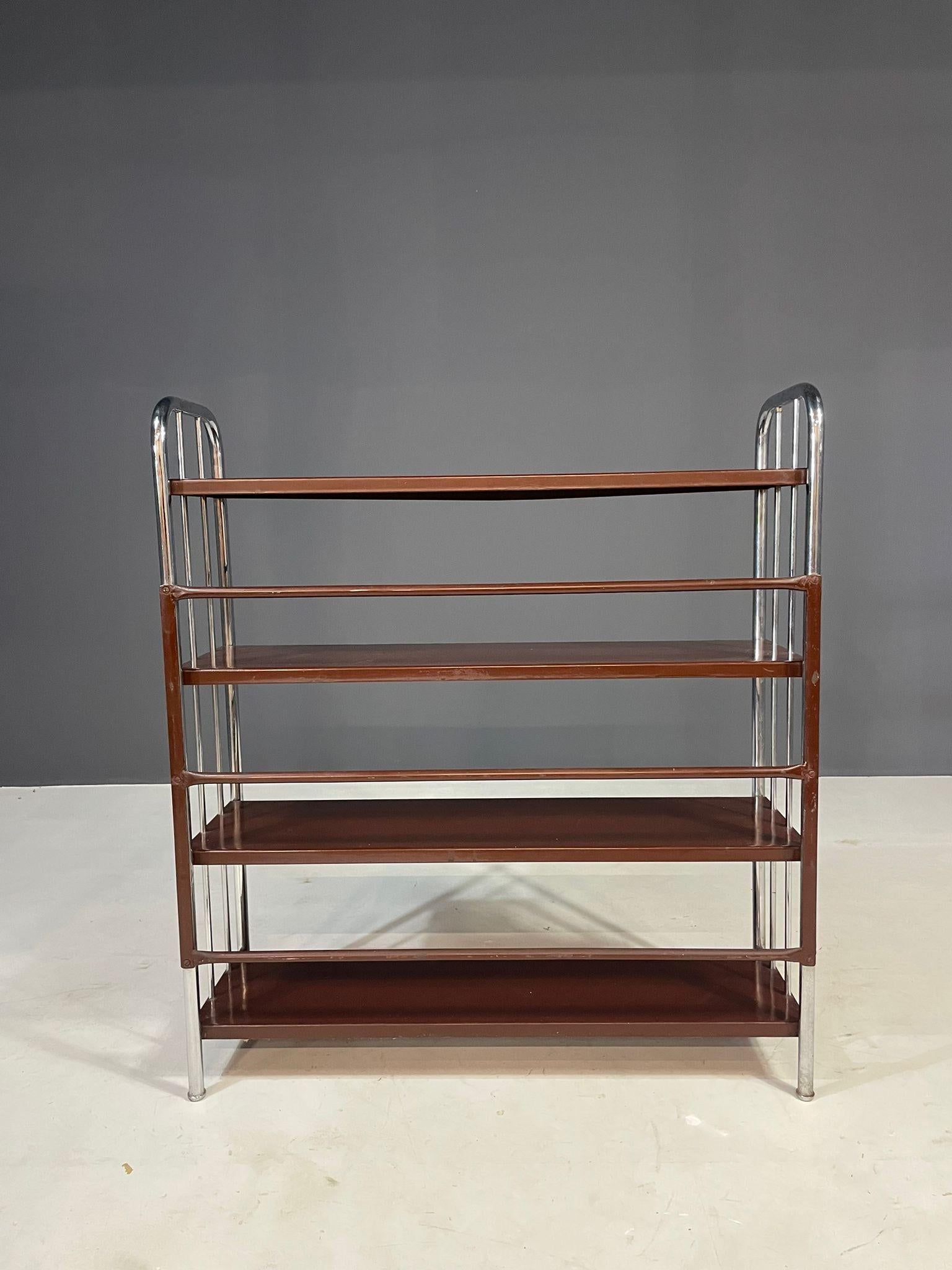 Étagère cromata Bauhaus in acciaio e lamiera piegata, Europa anni '30 in vendita 4