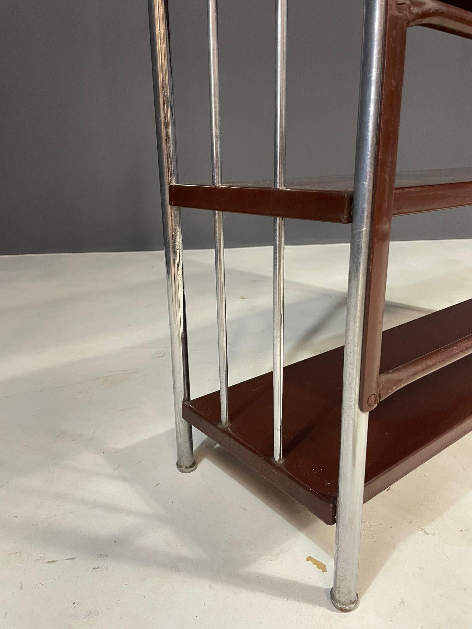 Étagère cromata Bauhaus in acciaio e lamiera piegata, Europa anni '30 in vendita 5