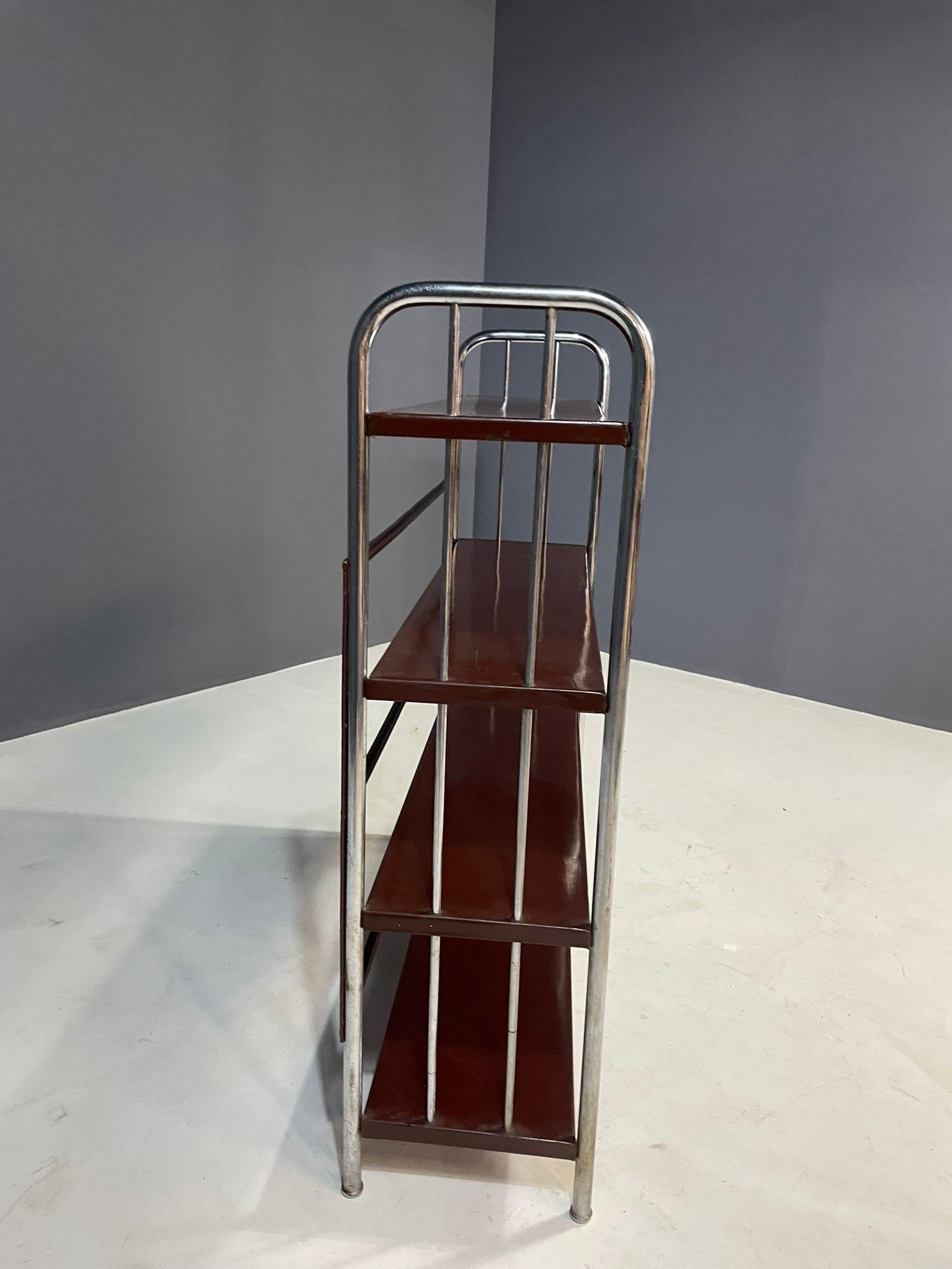 Étagère cromata Bauhaus in acciaio e lamiera piegata, Europa anni '30 in vendita 8