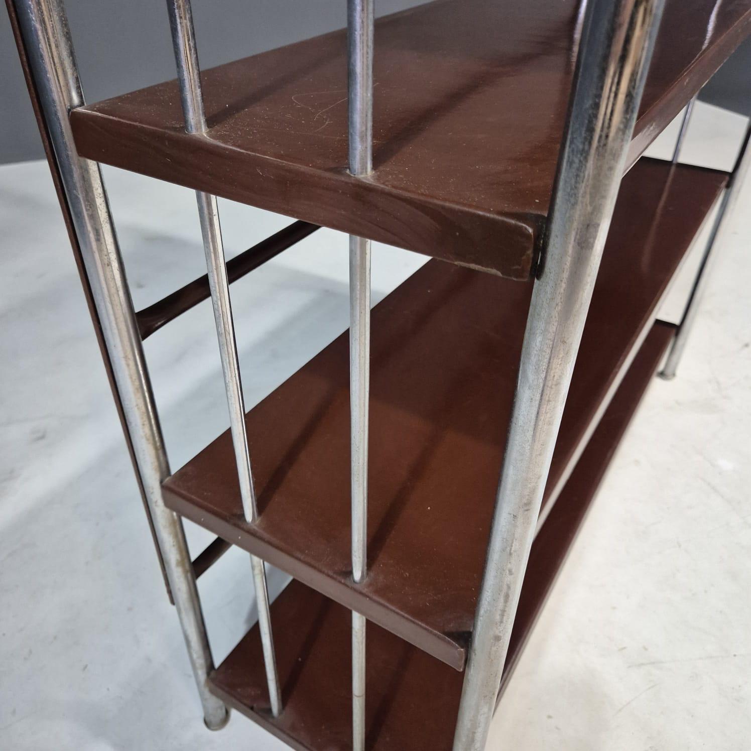 Mid-Century moderno Étagère cromata Bauhaus in acciaio e lamiera piegata, Europa anni '30 in vendita