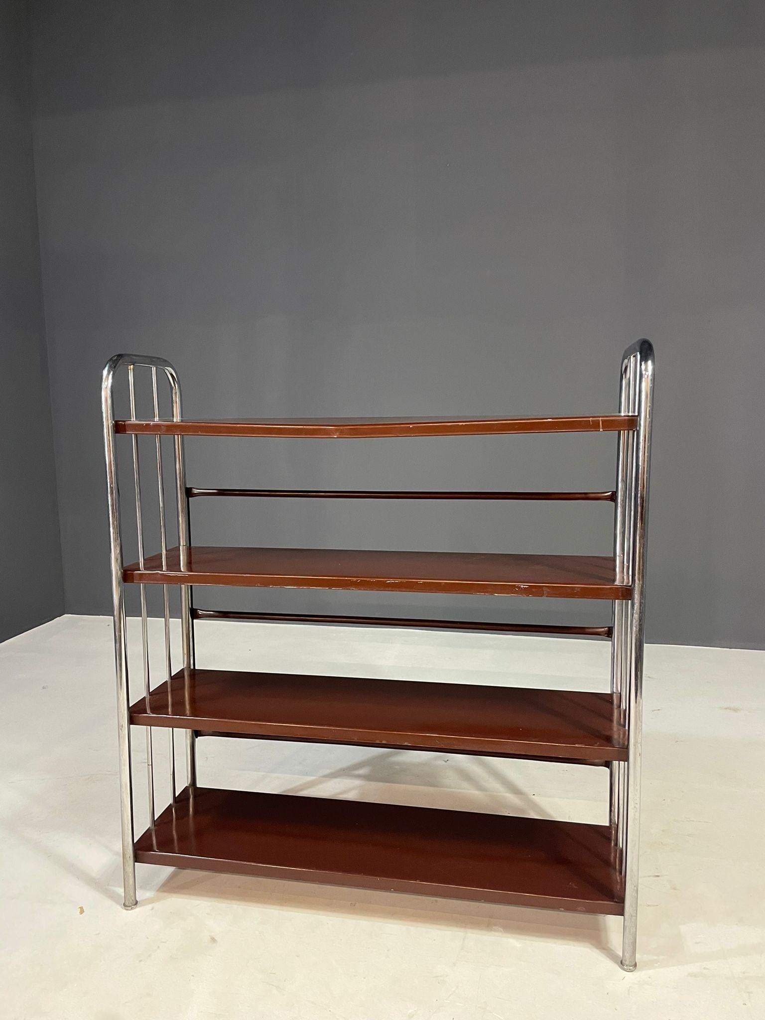 Étagère cromata Bauhaus in acciaio e lamiera piegata, Europa anni '30 In condizioni buone in vendita a Prague 8, CZ