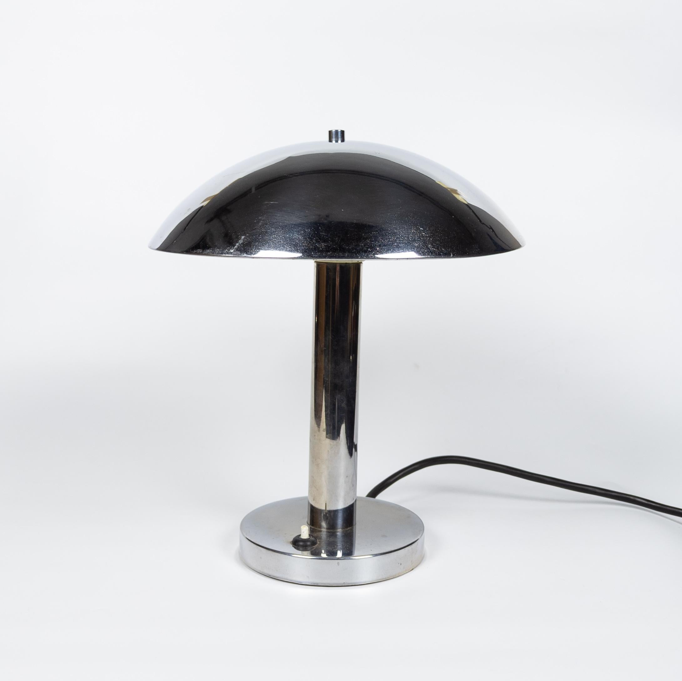 Lampe de table minimaliste chromée conçue par l'architecte tchèque Miroslav Prokop pour la société Napako, ancienne Tchécoslovaquie, dans les années 1930. Bel exemple de fonctionnalisme tchèque en excellent état d'origine. Entièrement opérationnel,