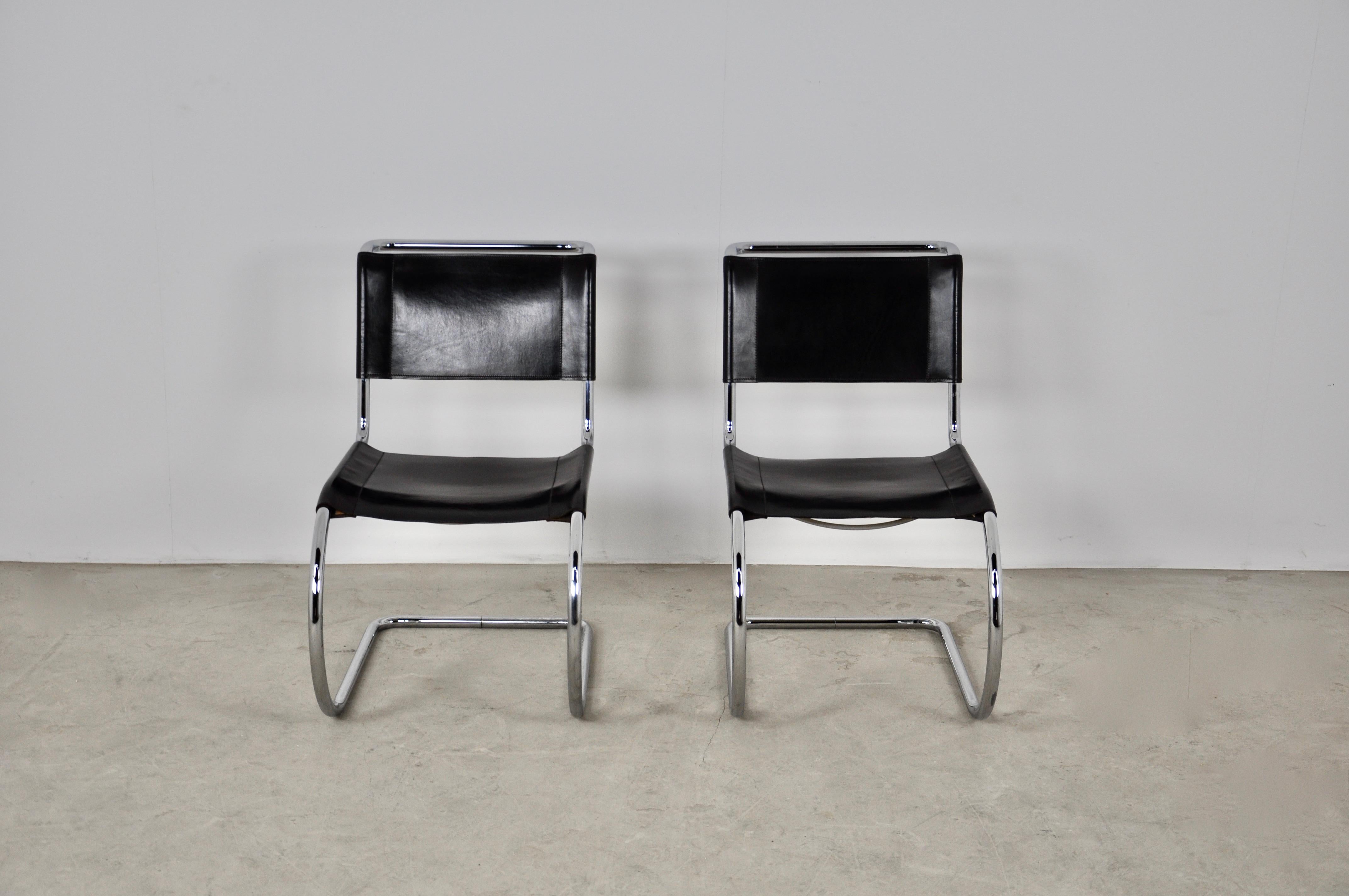 Pair of chairs in metal and leather in black color. Measure: Seat height 41cm. Wear due to time and age of the chairs.
  