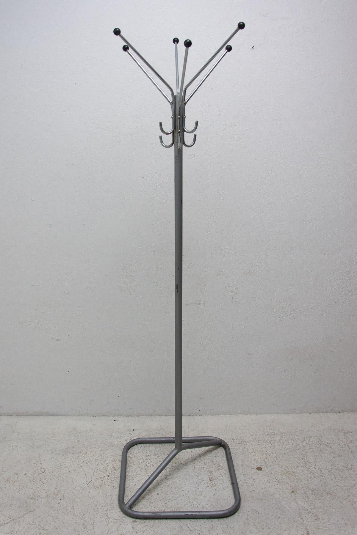 For all Bauhaus lovers! A beautiful example of Bohemian pre-war functionalism represents this model of coat rack. This hanger was designed probably by Gottwald or Slezák company in Bohemia in the 1930s and produced in the 1950´s. It features a