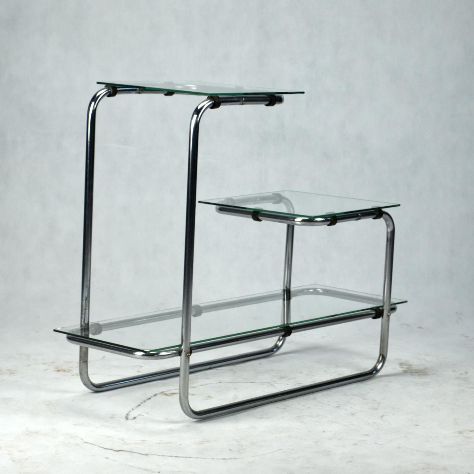 Chrome-plated tubular steel étagère made in the 1930s with glass shelves. Chrome plating is in original condition.
