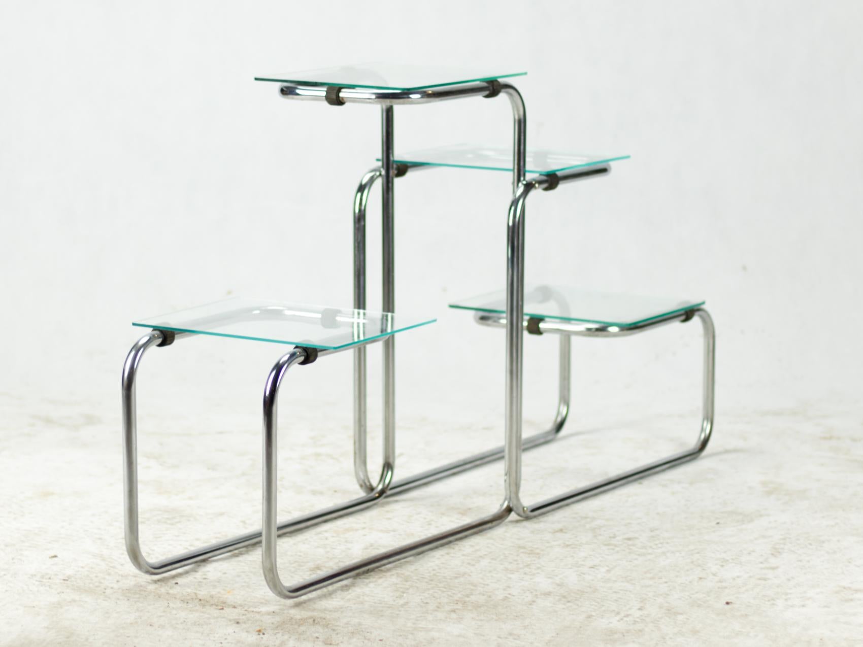 Chrome-plated tubular steel étagère made in the 1930s with glass shelves. Chrome plating is in original condition.