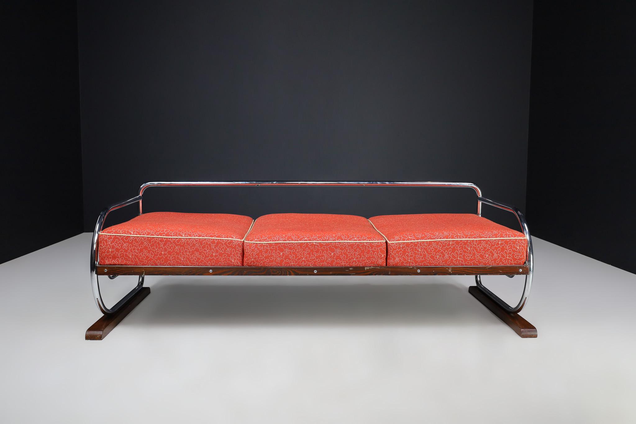 Verchromtes Bauhaus-Sofa mit Original-Polsterung von Hynek Gottwald, Prag 1930er Jahre

Dieses verchromte Bauhaus-Sofa wurde von Hynek Gottwald entworfen und in den 1930er Jahren in Prag hergestellt. Die Originalpolsterung aus kräftigem rotem Stoff