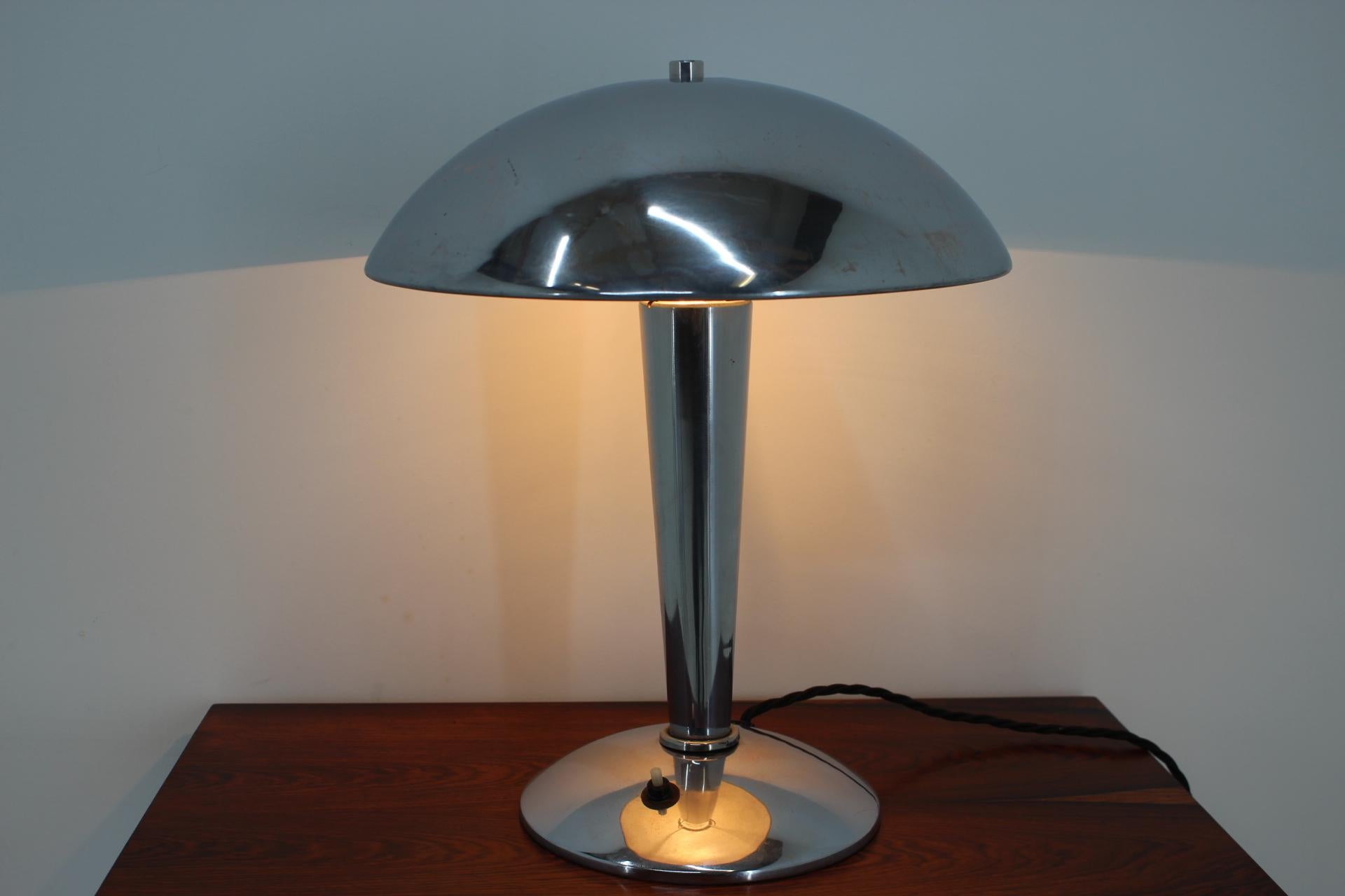 - 1930s
- Good original condition with patina
- Newly wired and polished.