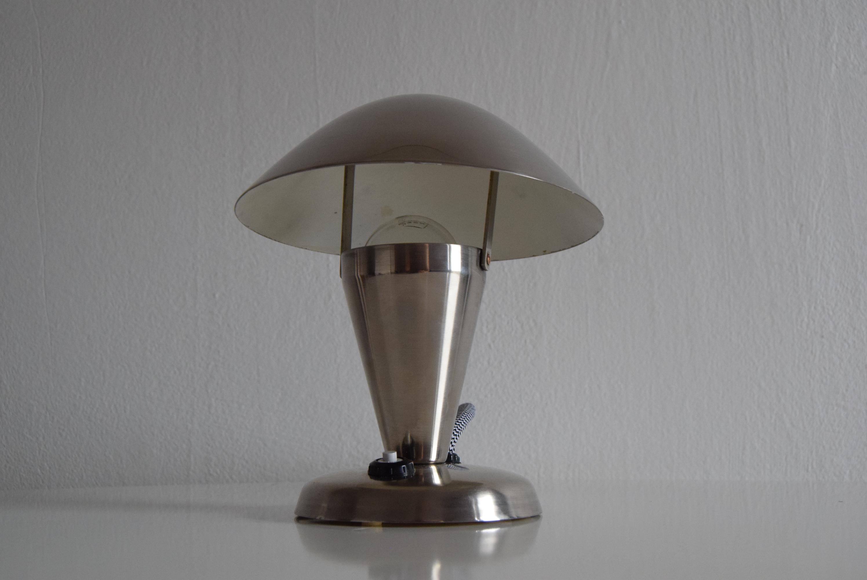 Verchromte Bauhaus-Tischlampe, Tschechoslowakei, 1930er Jahre.  im Zustand „Gut“ im Angebot in Praha, CZ