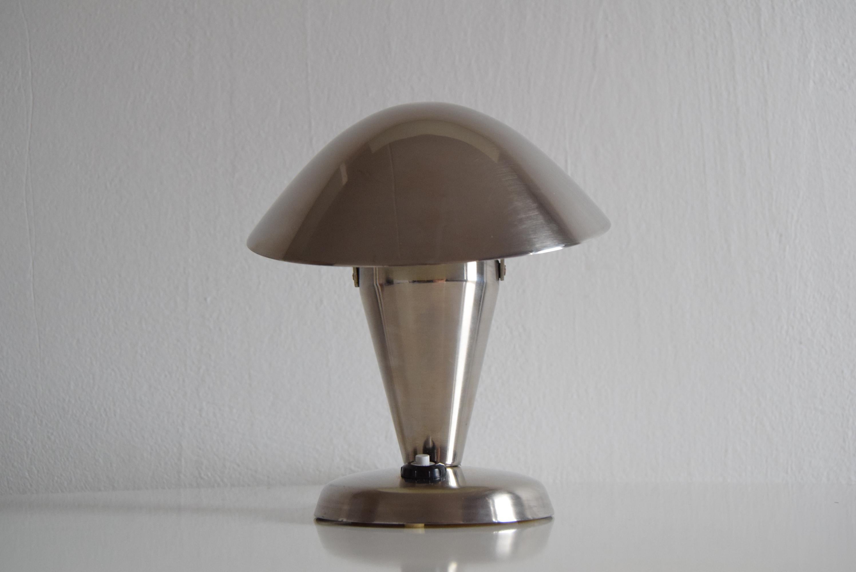 Verchromte Bauhaus-Tischlampe, Tschechoslowakei, 1930er Jahre.  (Chrom) im Angebot