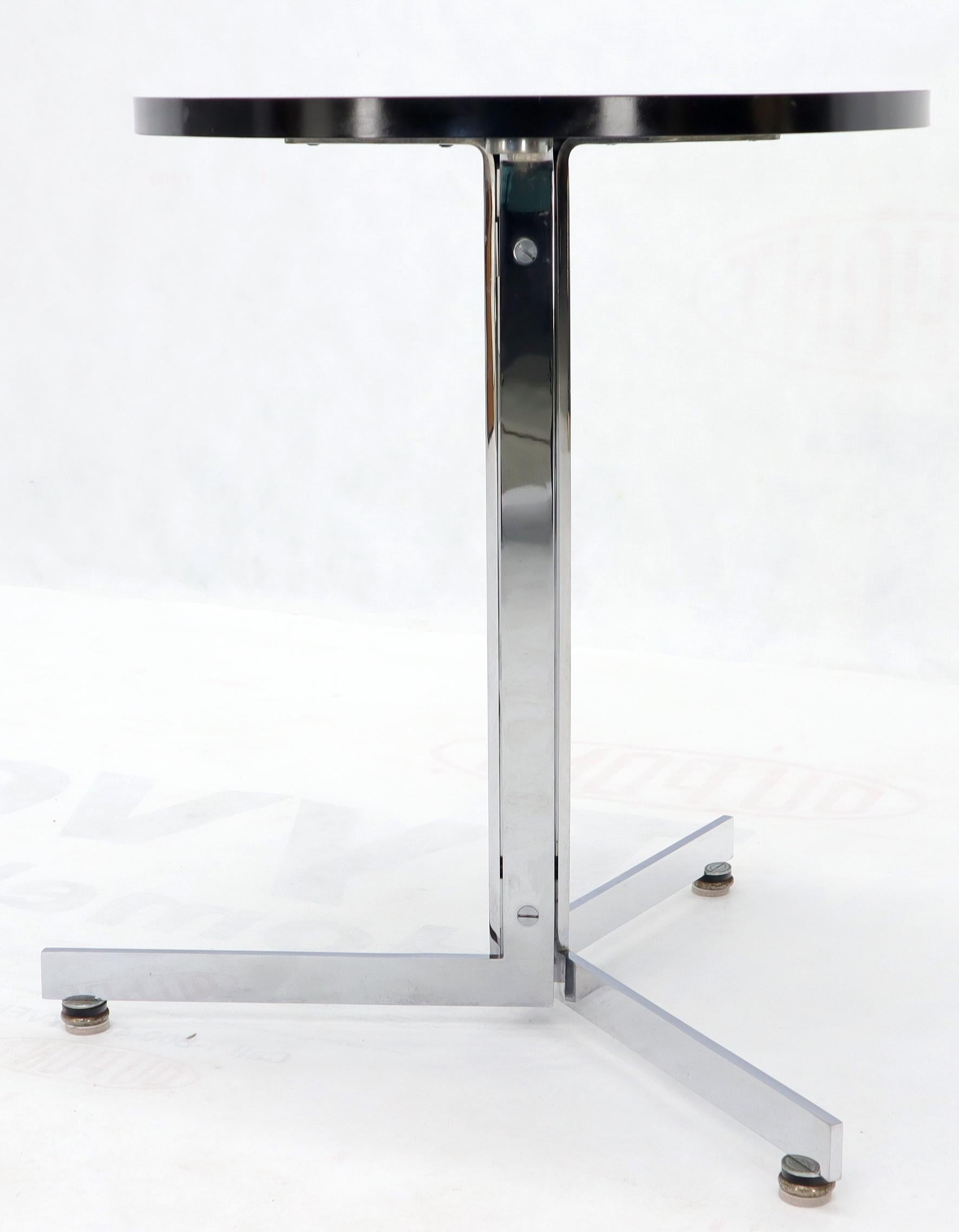 Bauhaus Chrome Tripod Base Tri Legs Black Ebonized Round Top End Side Table In Good Condition In Rockaway, NJ