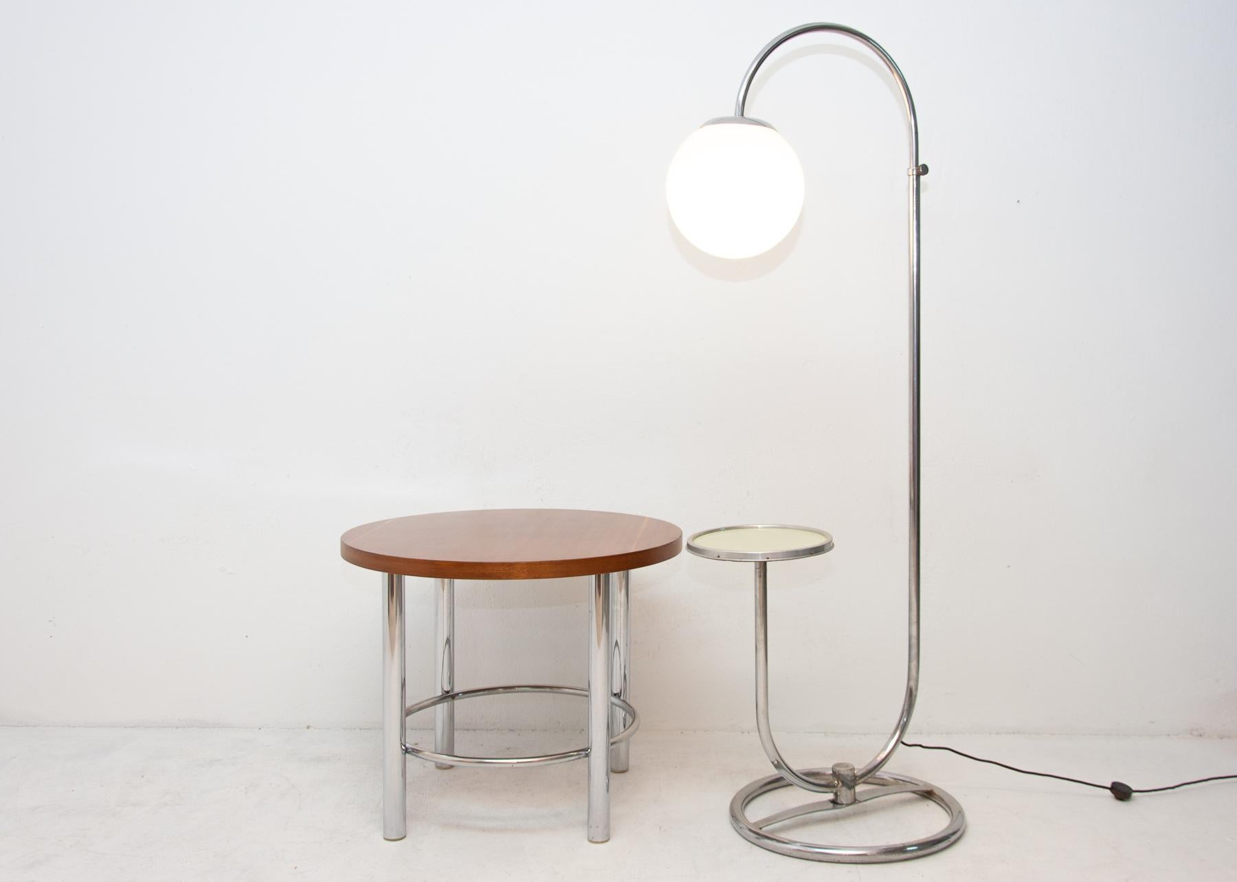 Cette table basse a été fabriquée en Bohemia dans les années 1930 par la célèbre entreprise Robert Slezak. La table est dotée d'une base en métal chromé et d'un plateau supérieur en noyer. La structure en chrome est en très bon état Vintage. Le bois