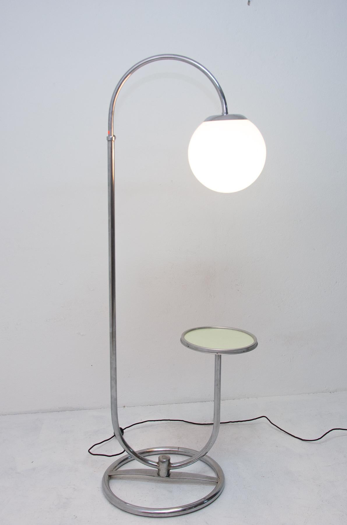 This Bauhaus floor lamp was designed by Robert Slezak in the 1930s for the famous company producing a tubular furniture 