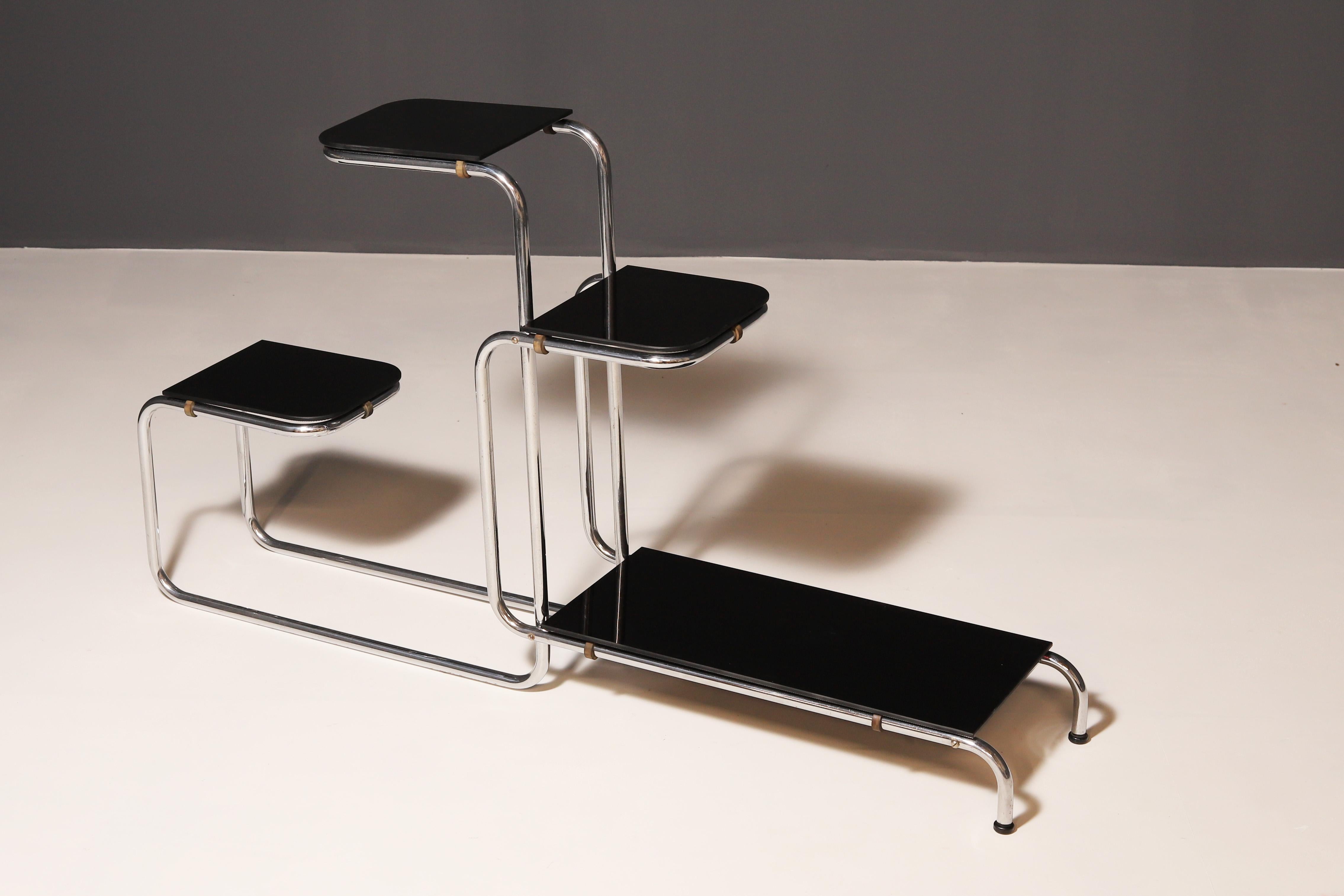 Un ejemplo del funcionalismo europeo es este florero cromado de estilo Bauhaus diseñado por Emile Guyot para Thonet en la década de 1930.

El soporte está hecho de tubos doblados y cristal opaco.

Se fabricó en la antigua Checoslovaquia en la década